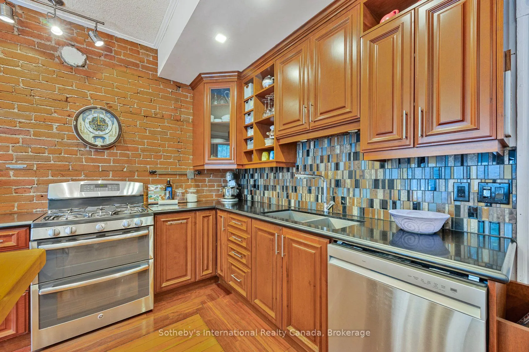 26 Robert Street E