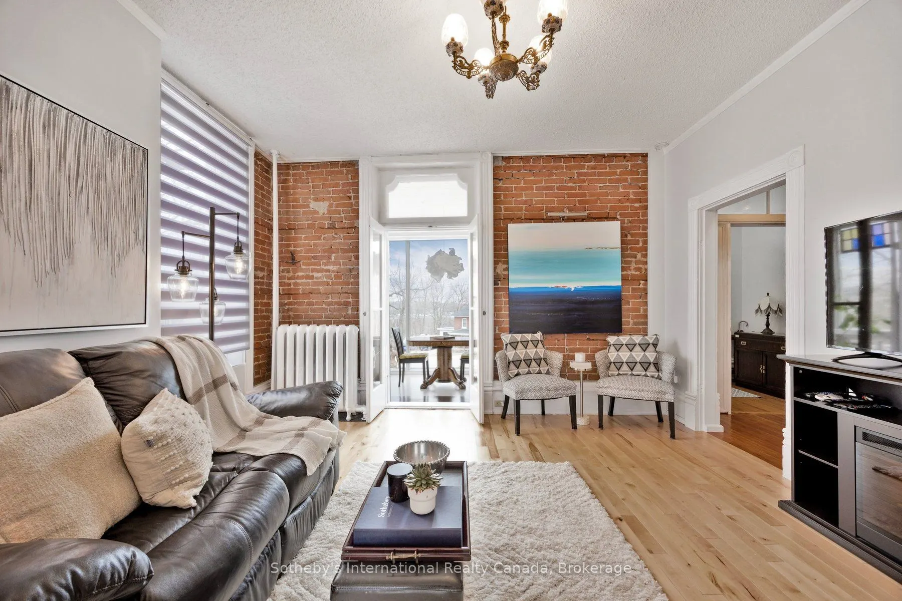 26 Robert Street E