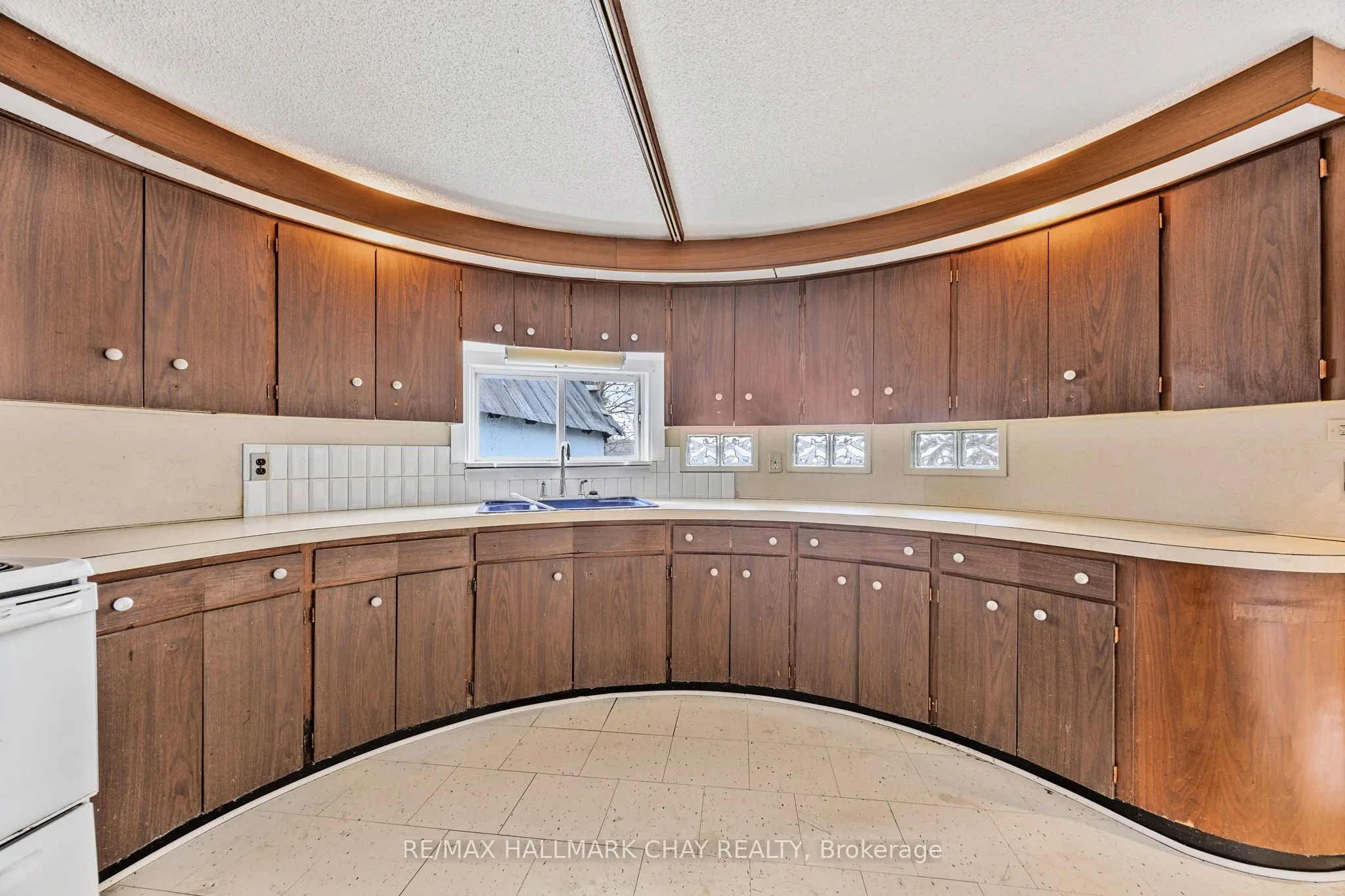 4 Lakeshore Road