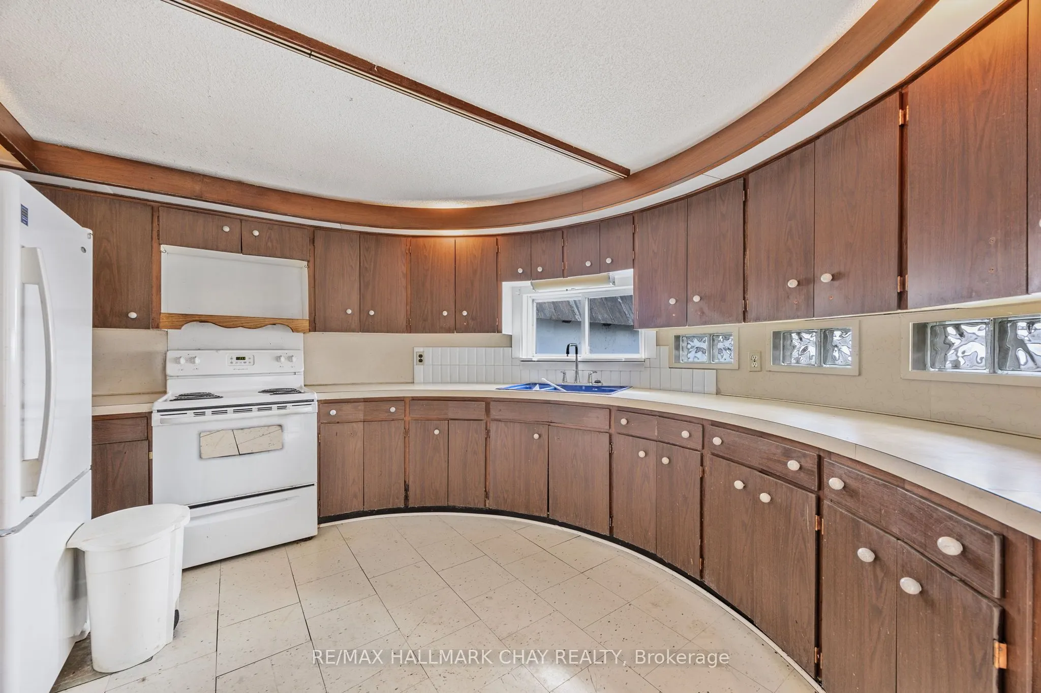 4 Lakeshore Road