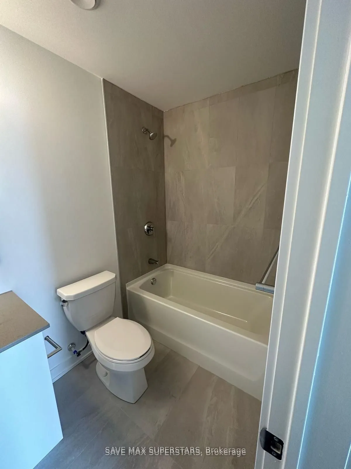 56 Lakeside Terrace E, #209