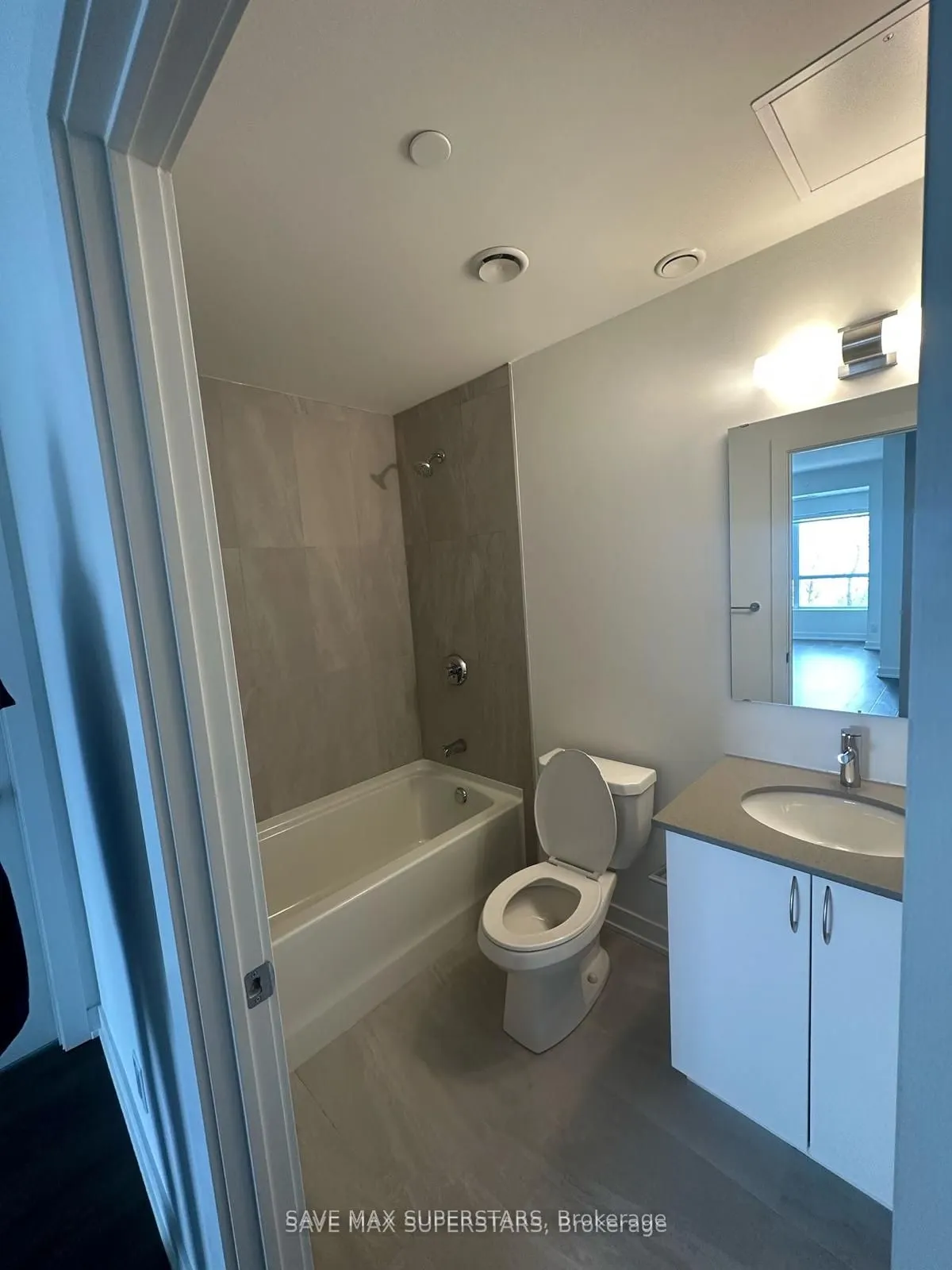 56 Lakeside Terrace E, #209