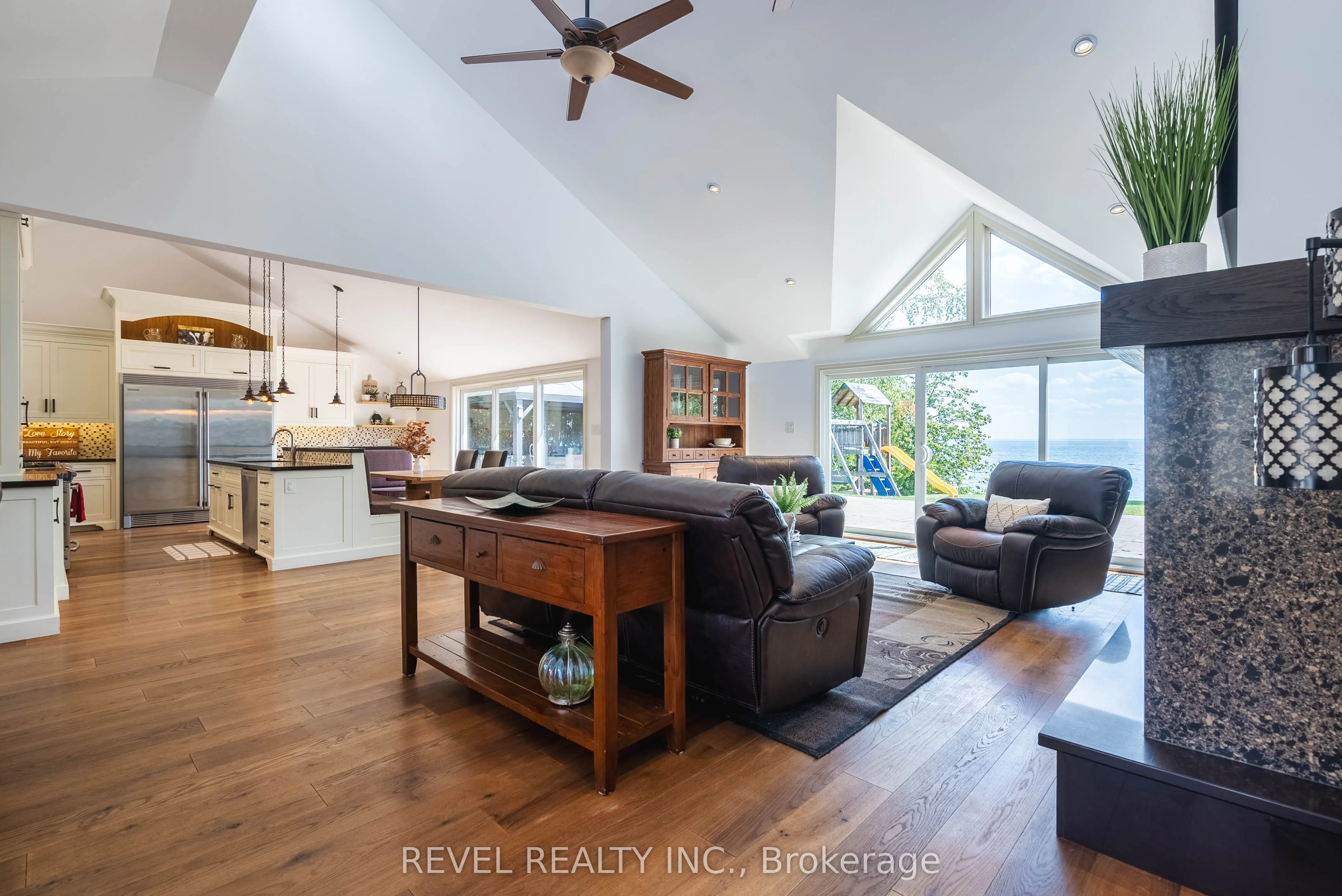 183 Lakeshore Road W