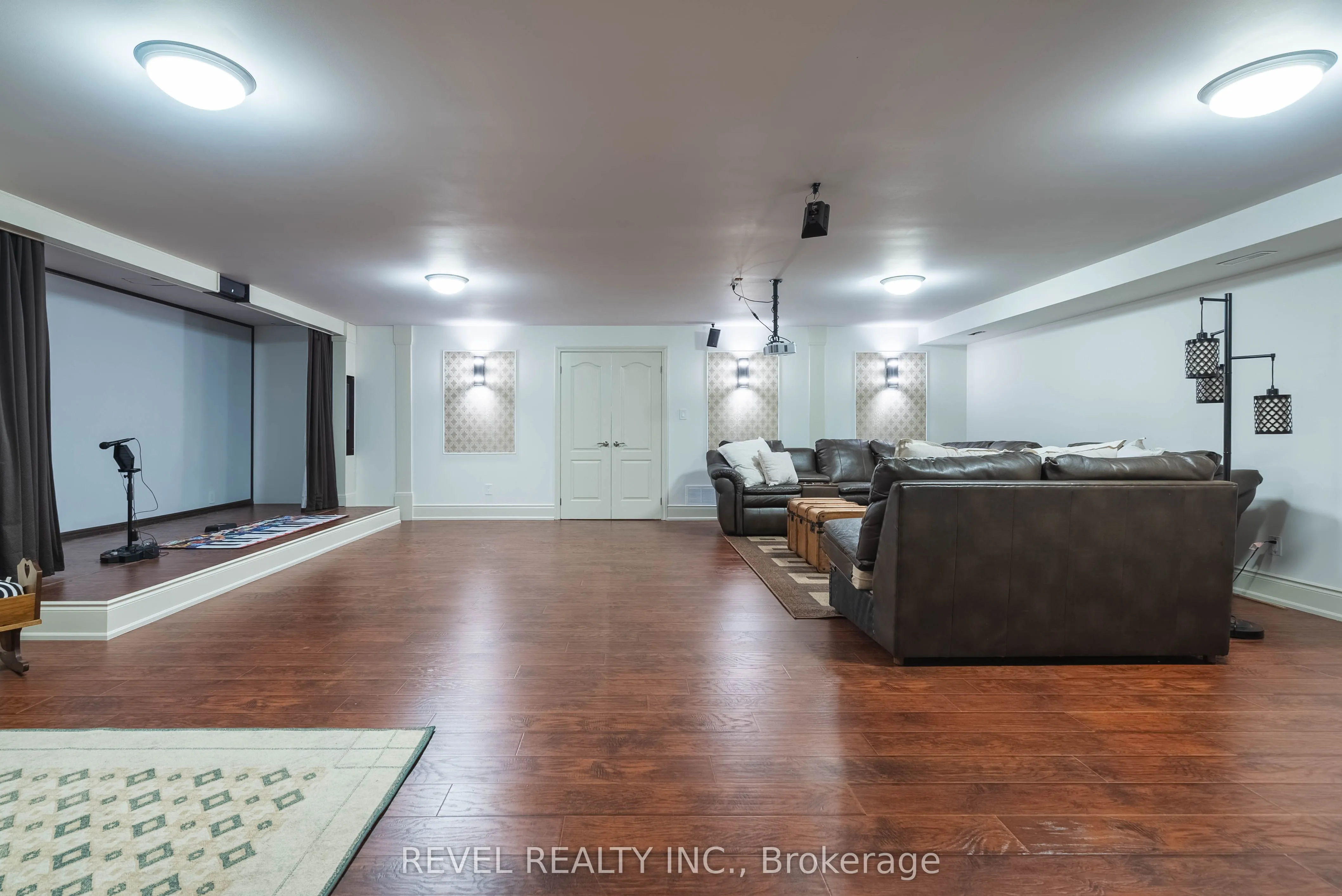 183 Lakeshore Road W