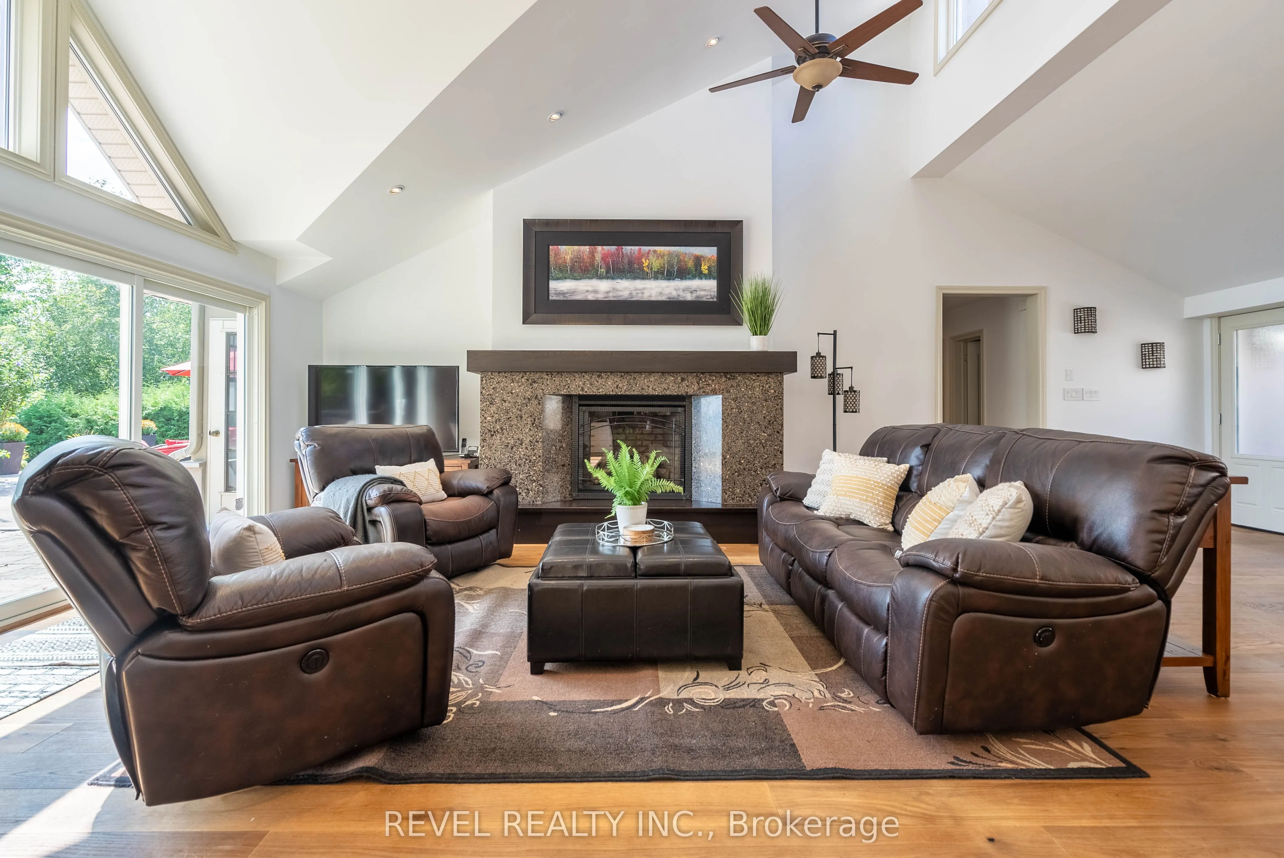 183 Lakeshore Road W