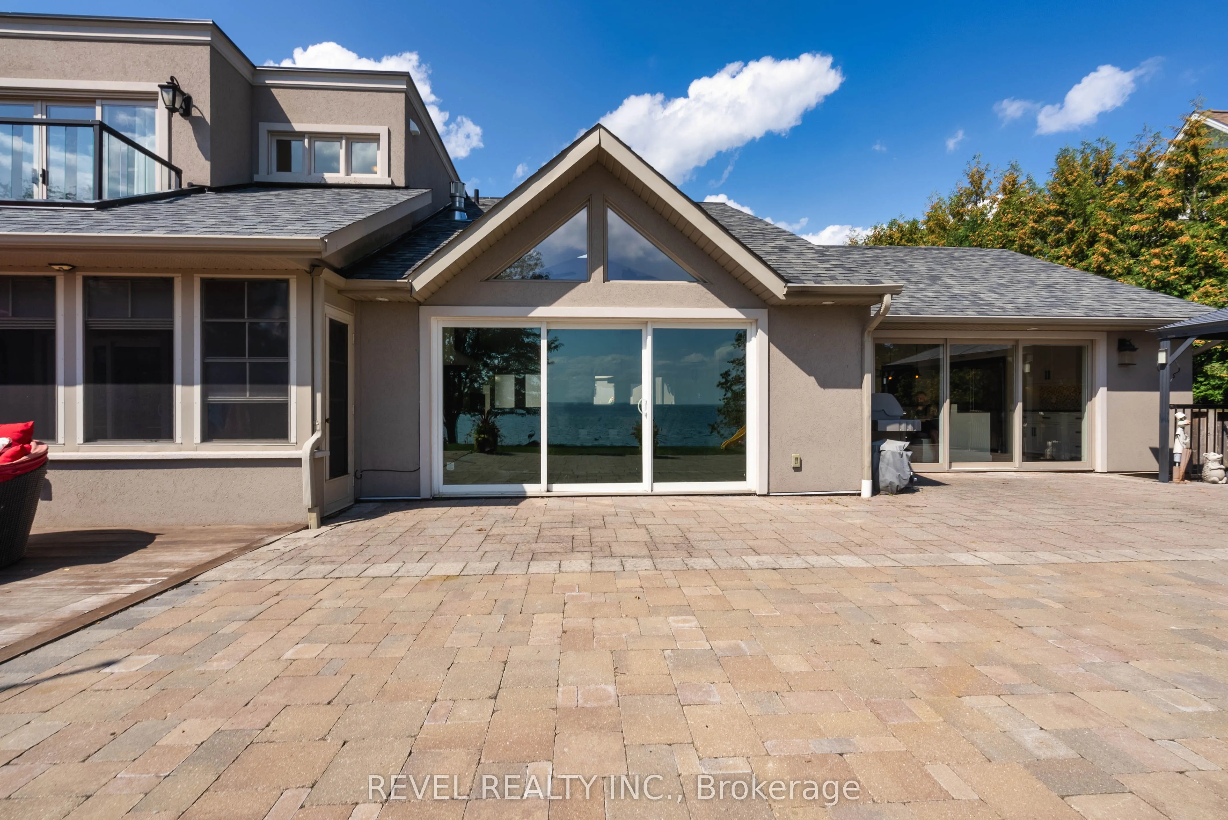 183 Lakeshore Road W
