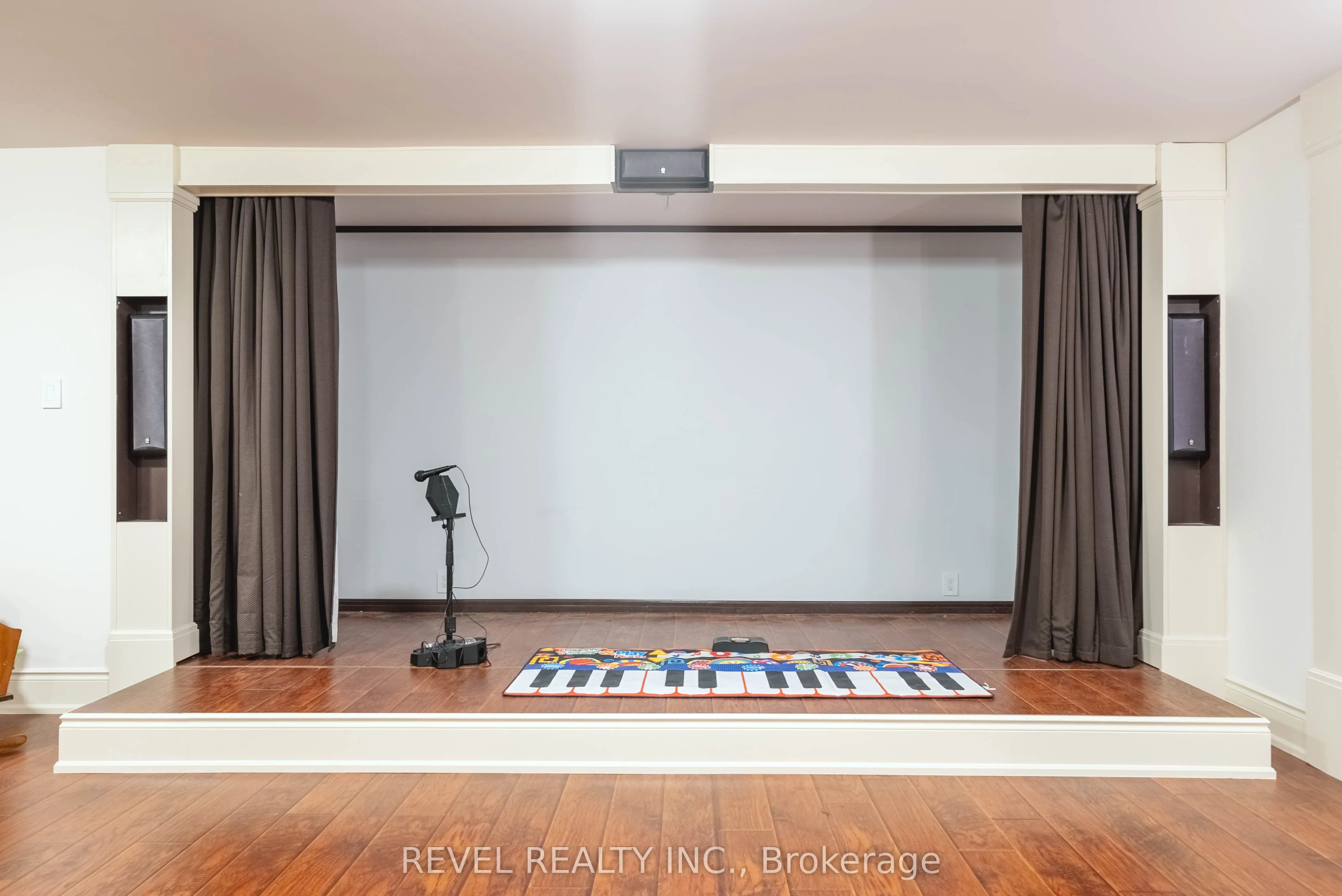 183 Lakeshore Road W