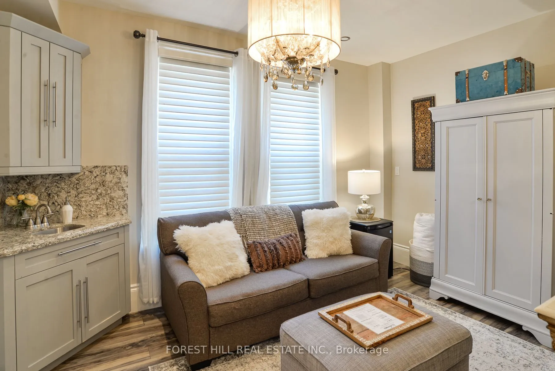 241 Mississaga Street W