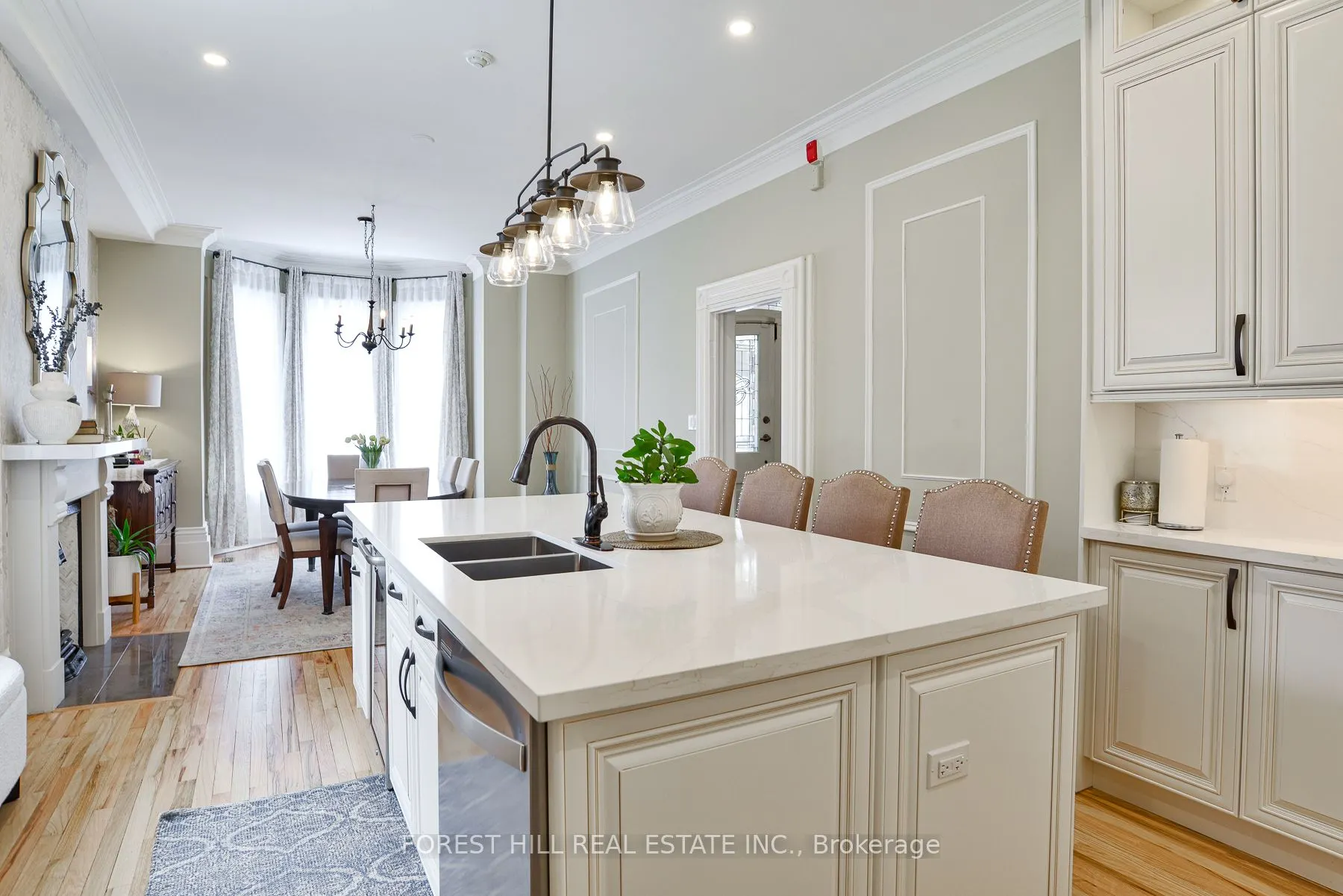 241 Mississaga Street W