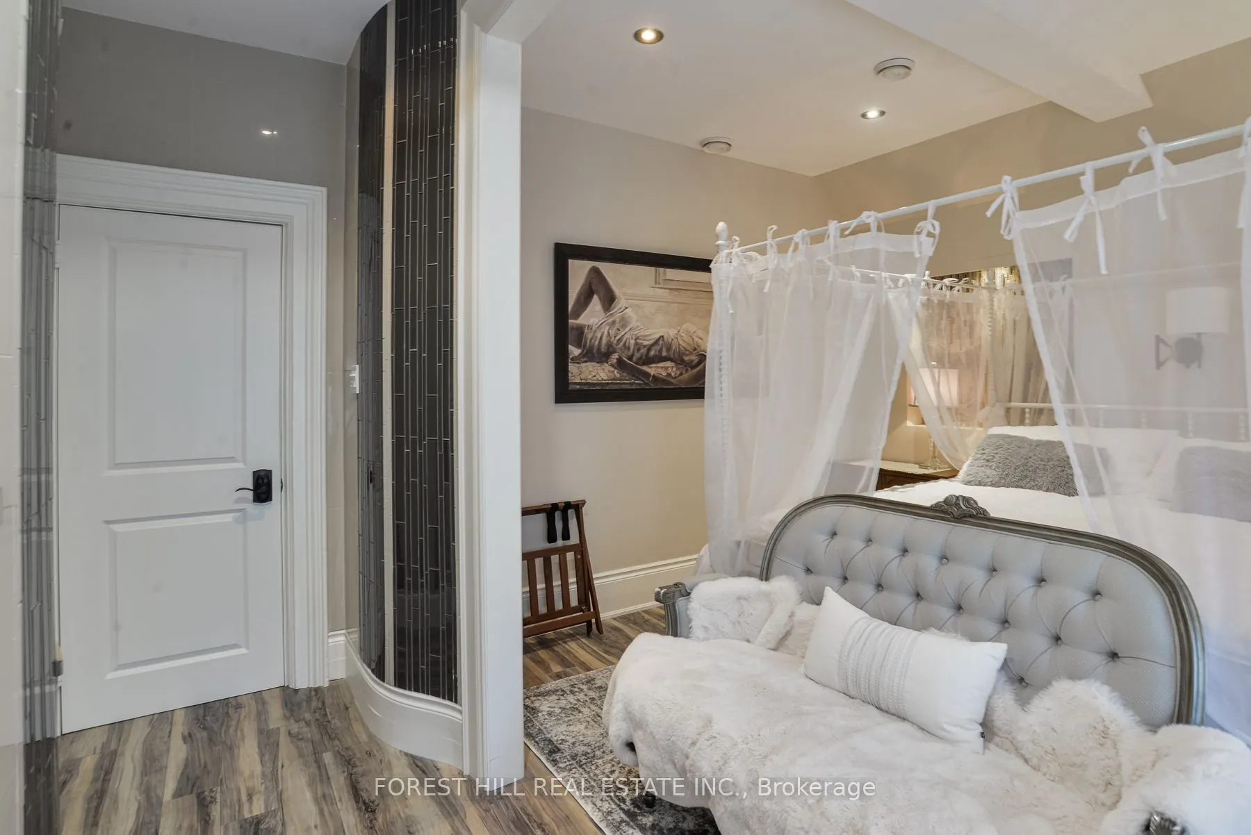 241 Mississaga Street W
