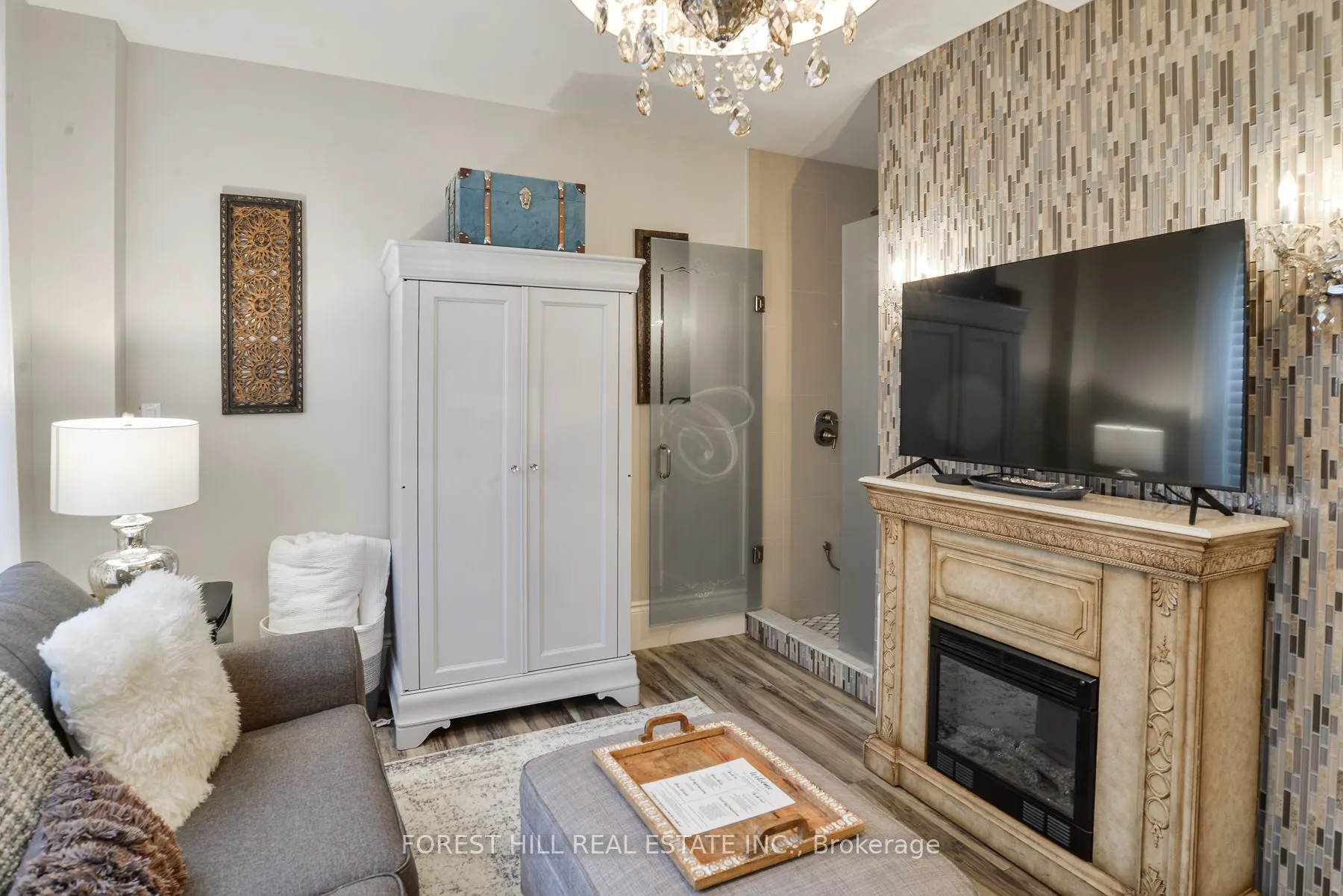 241 Mississaga Street W
