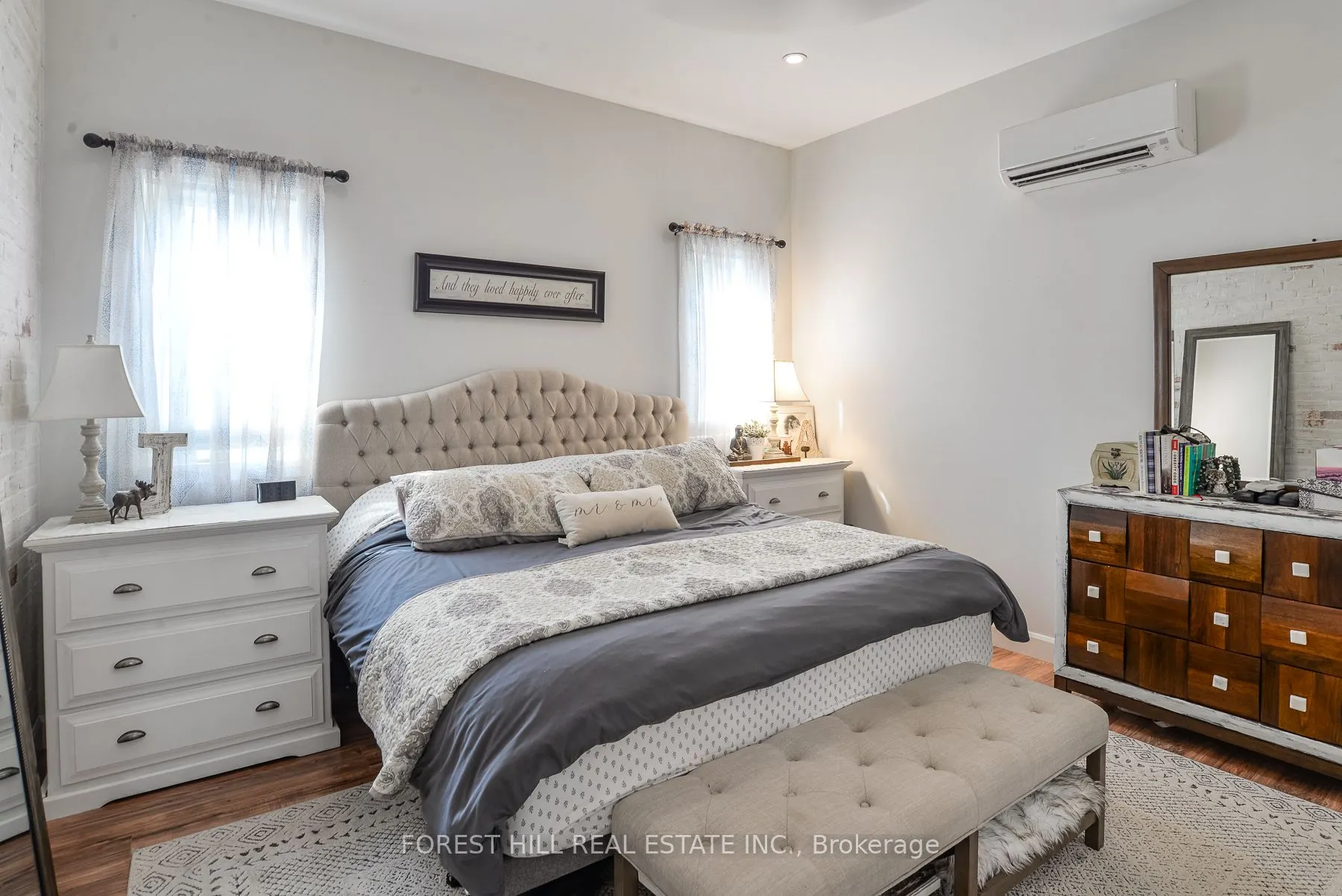241 Mississaga Street W