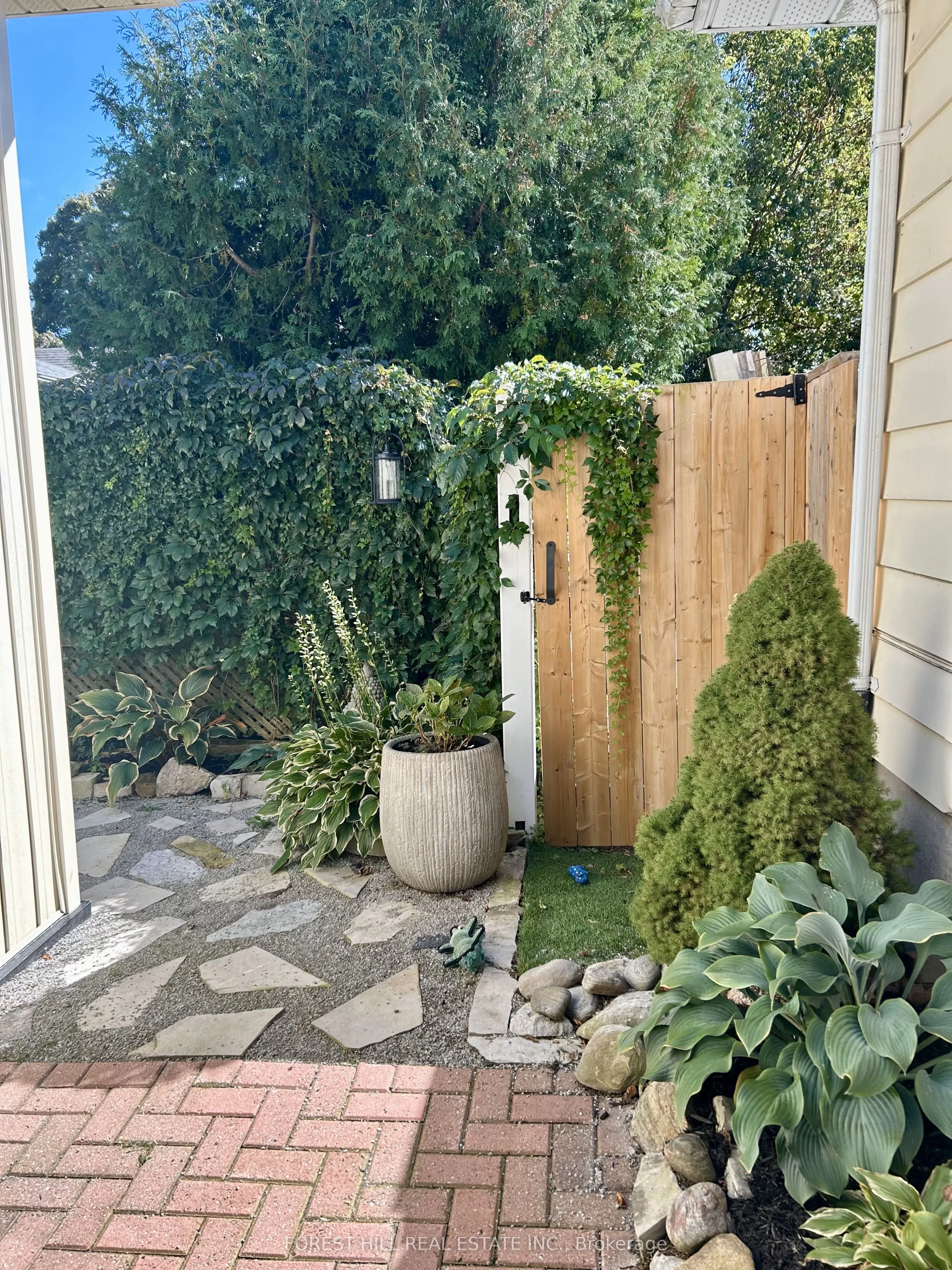 241 Mississaga Street W