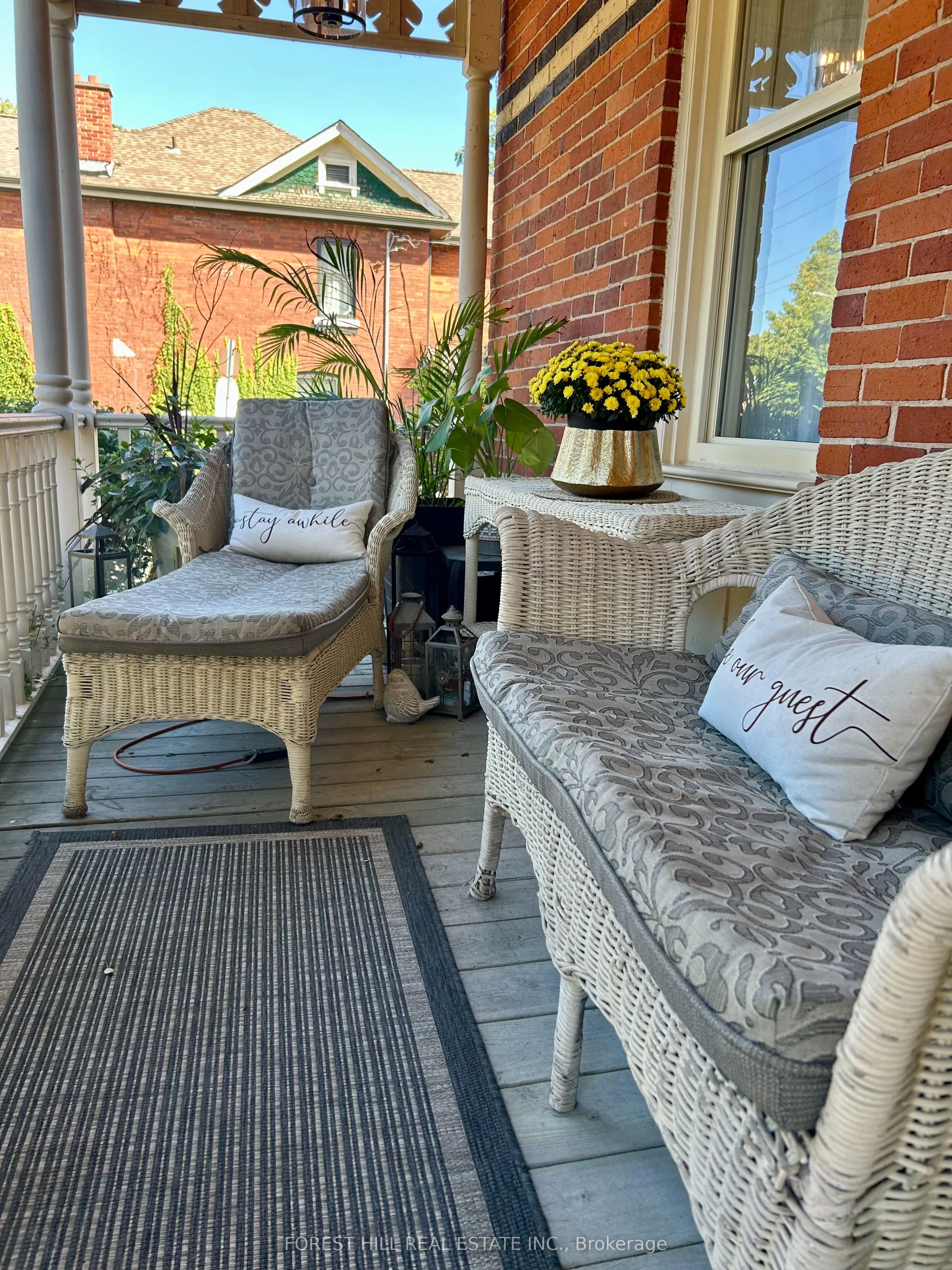 241 Mississaga Street W