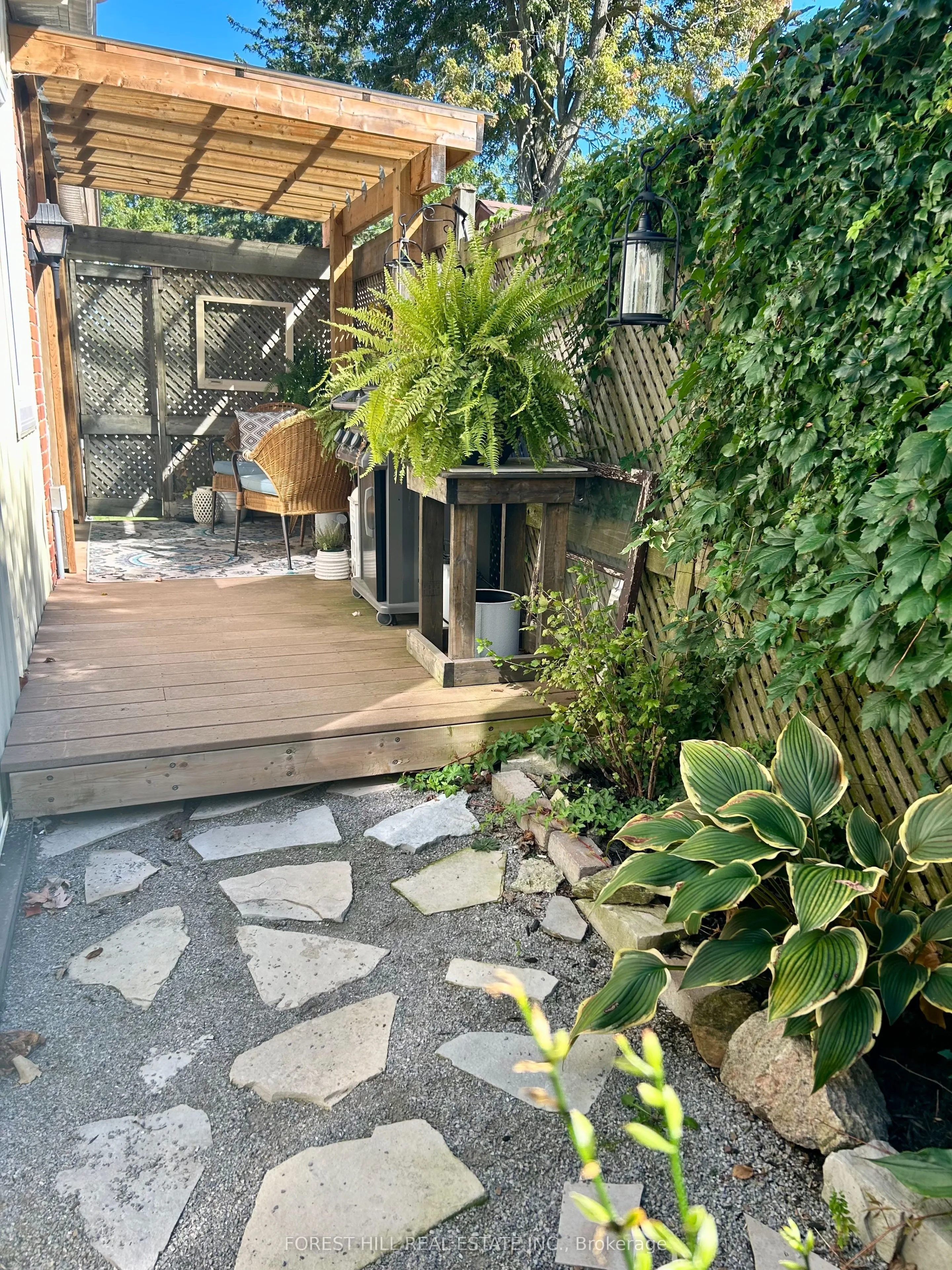 241 Mississaga Street W