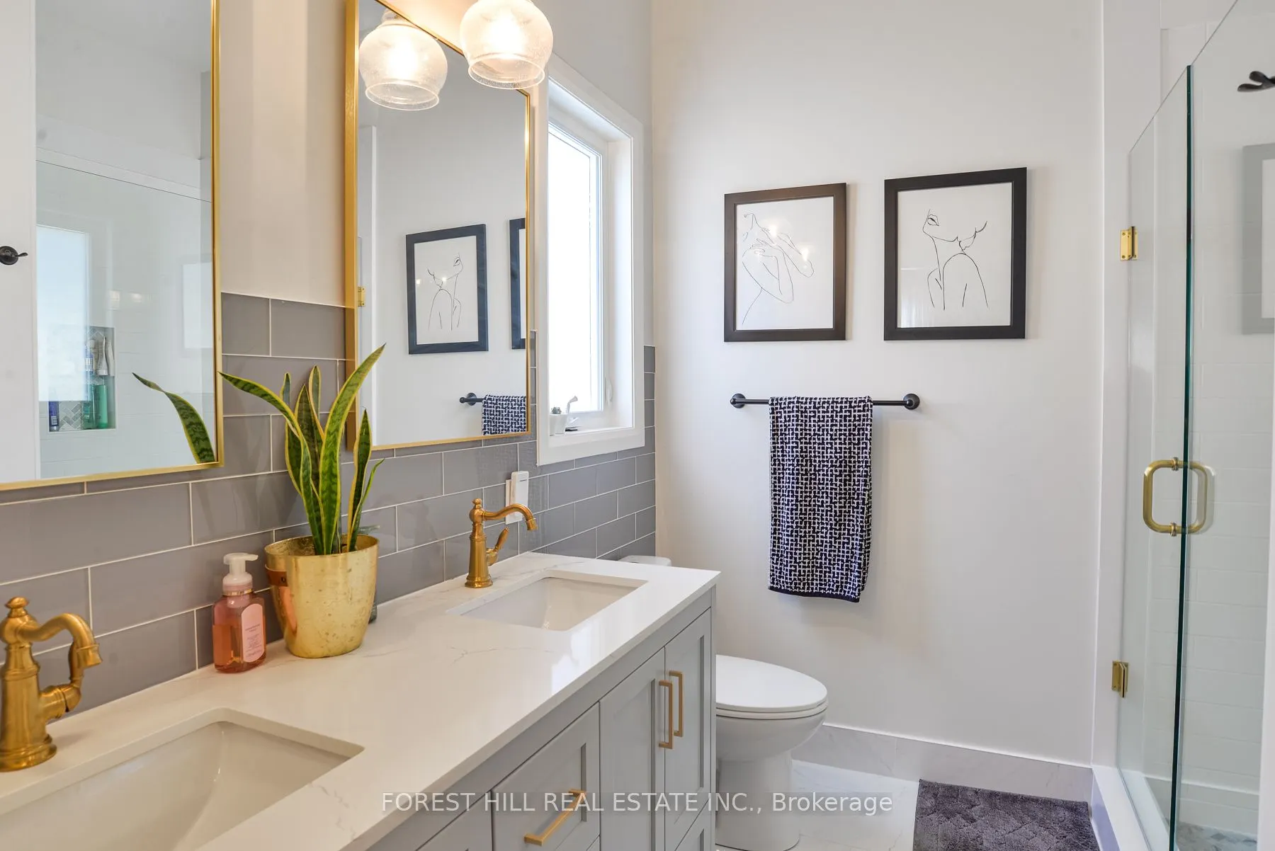 241 Mississaga Street W