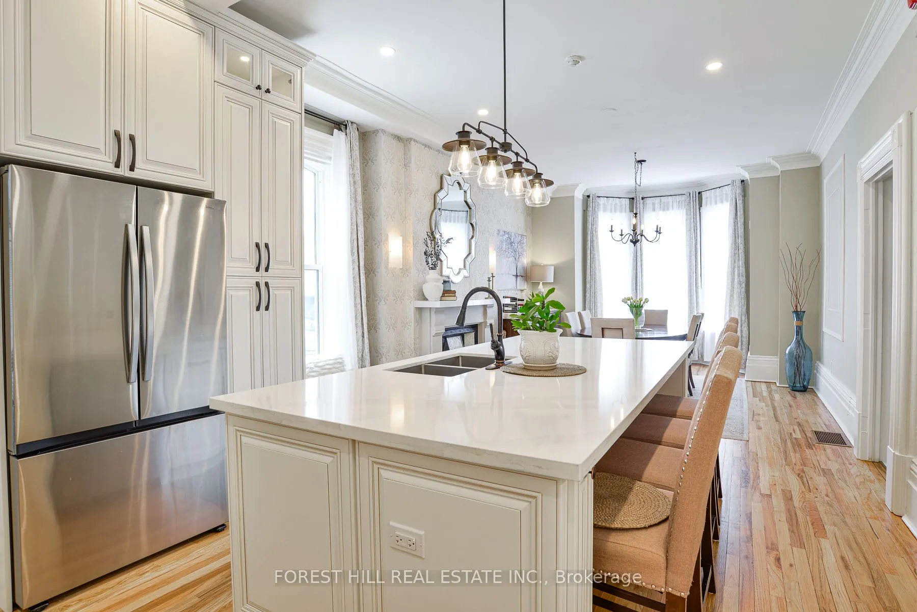 241 Mississaga Street W