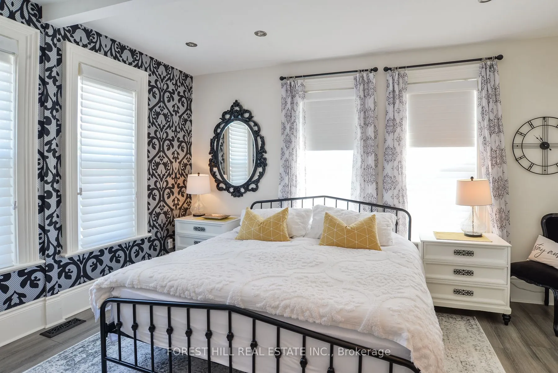 241 Mississaga Street W
