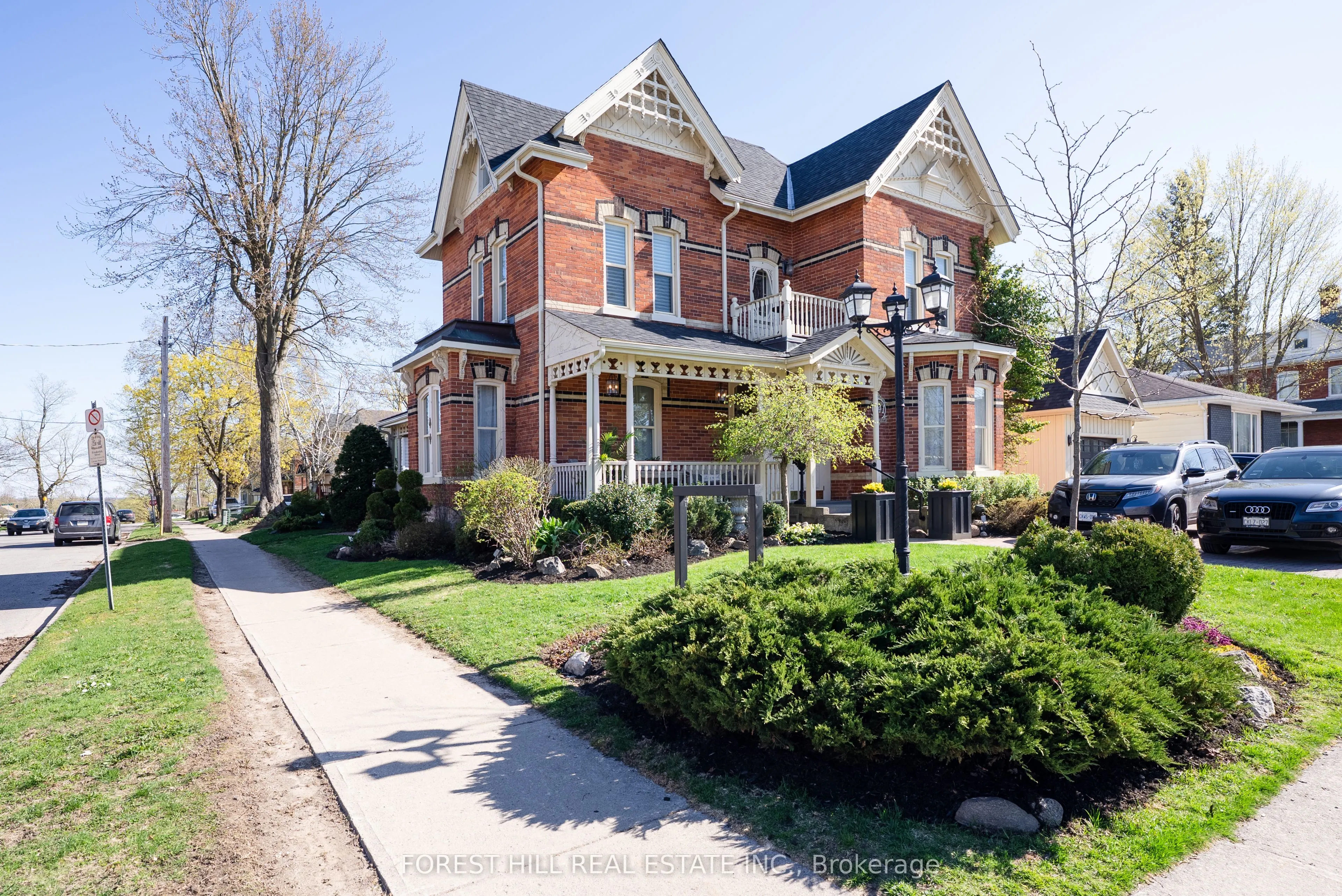 241 Mississaga Street W