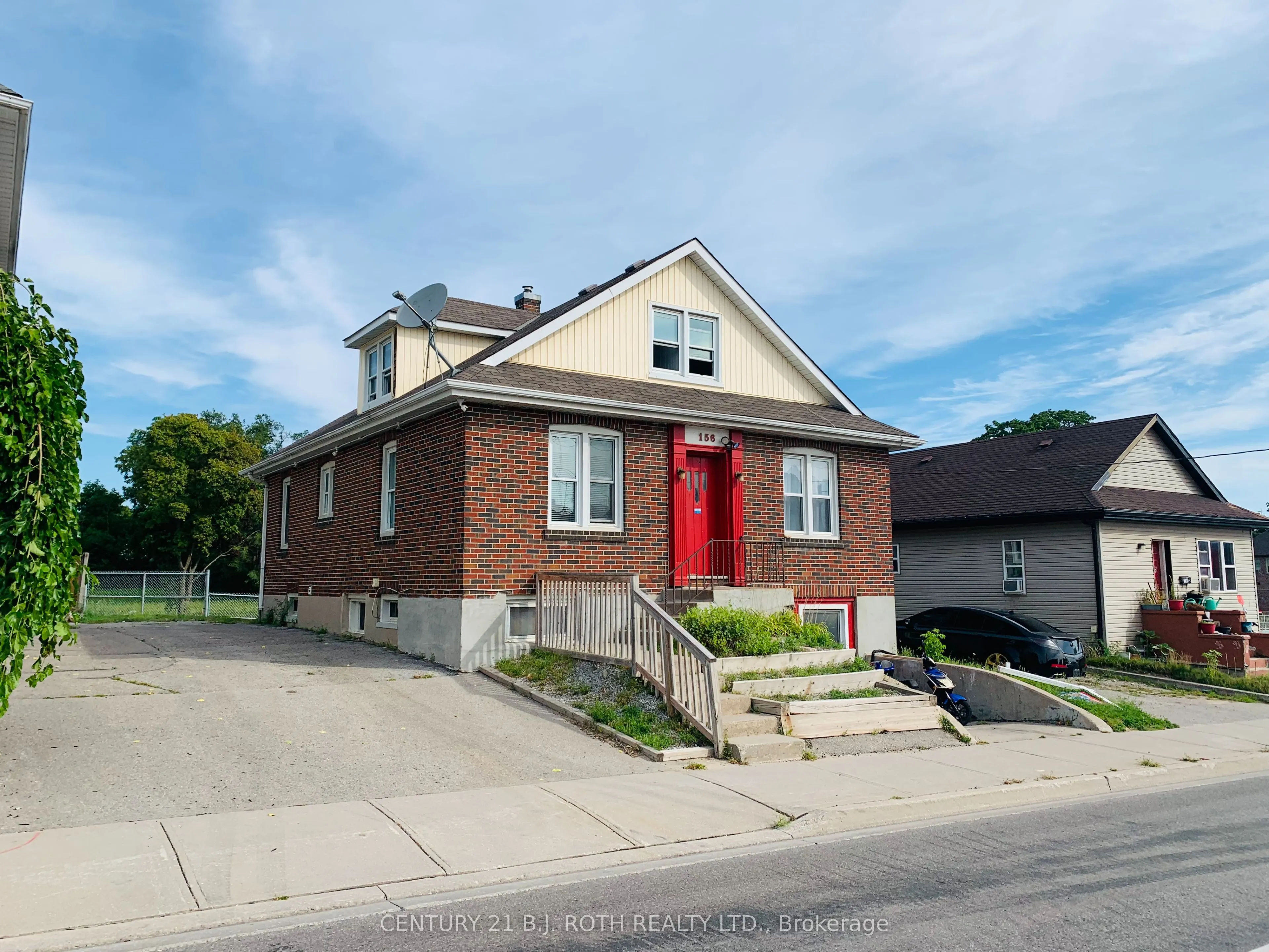 156 Dunlop Street W