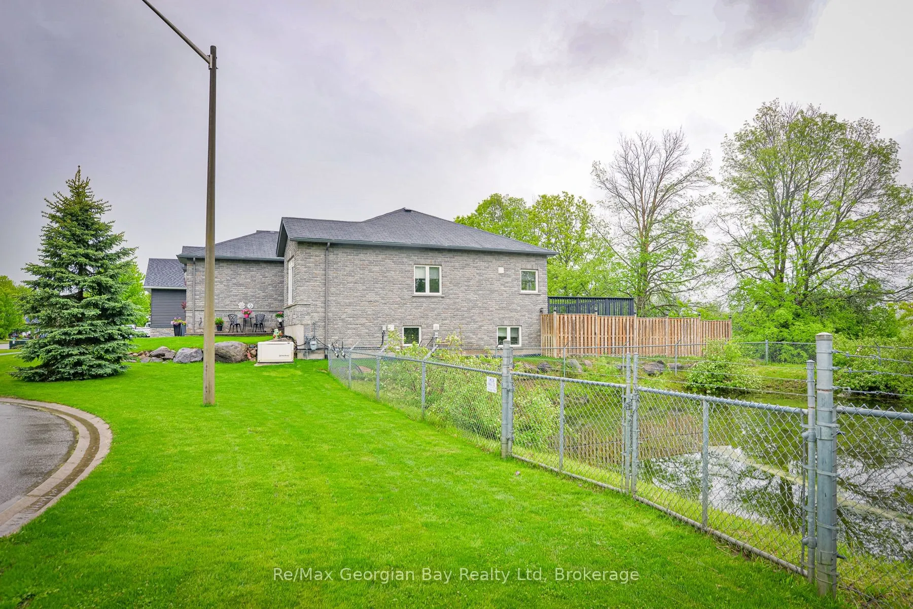 51 DONLANDS Court