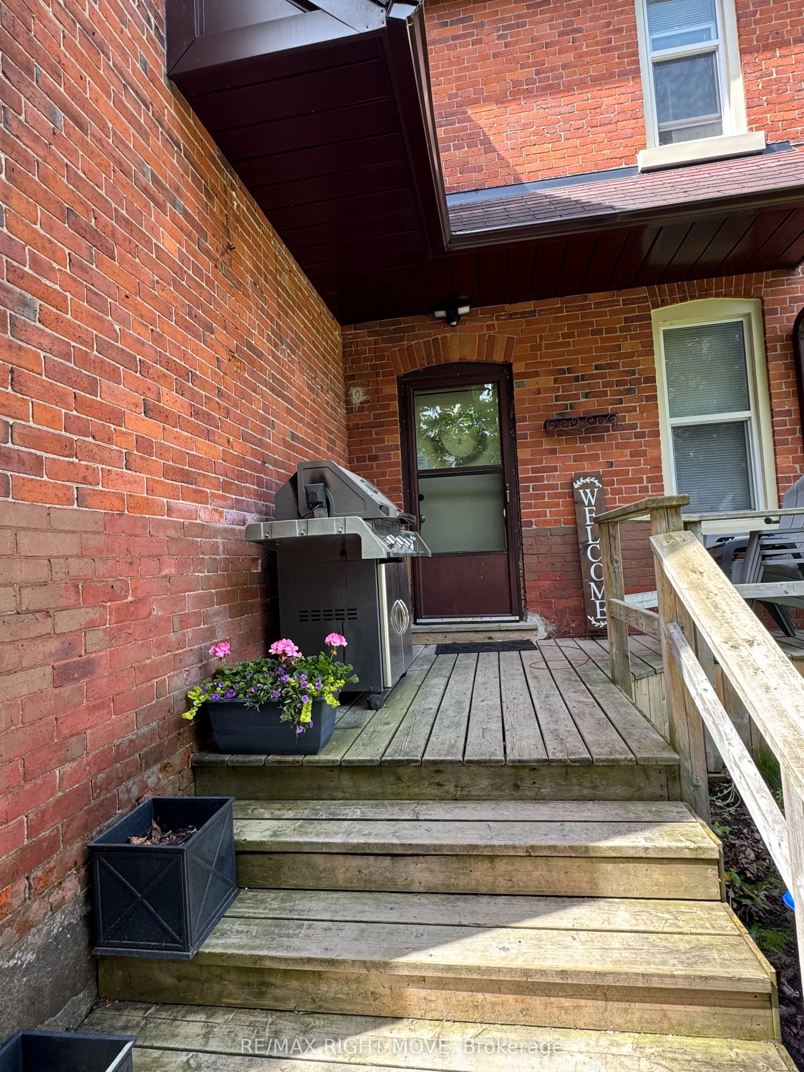 264 Mississaga Street W