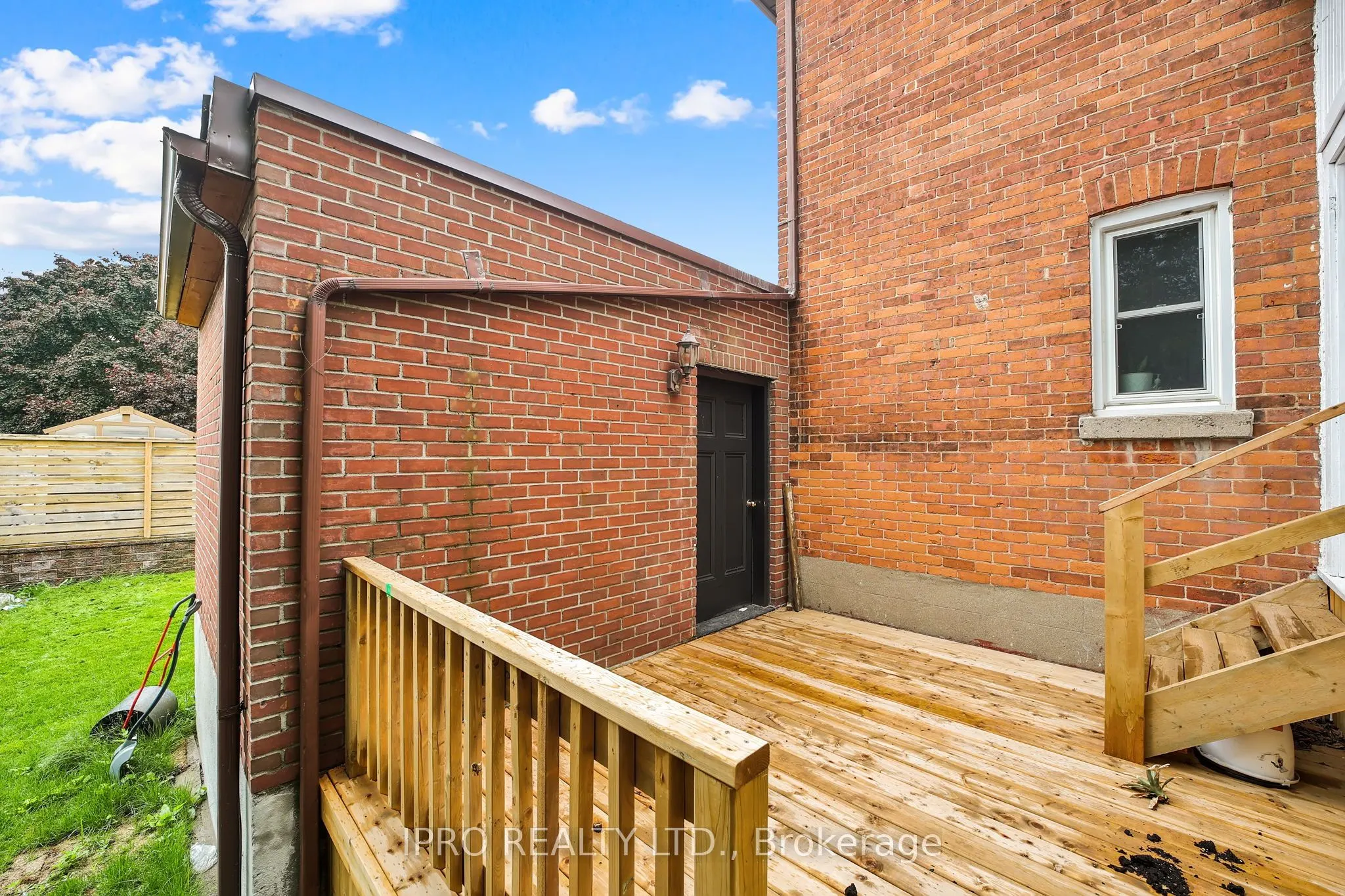243 Dunlop Street E