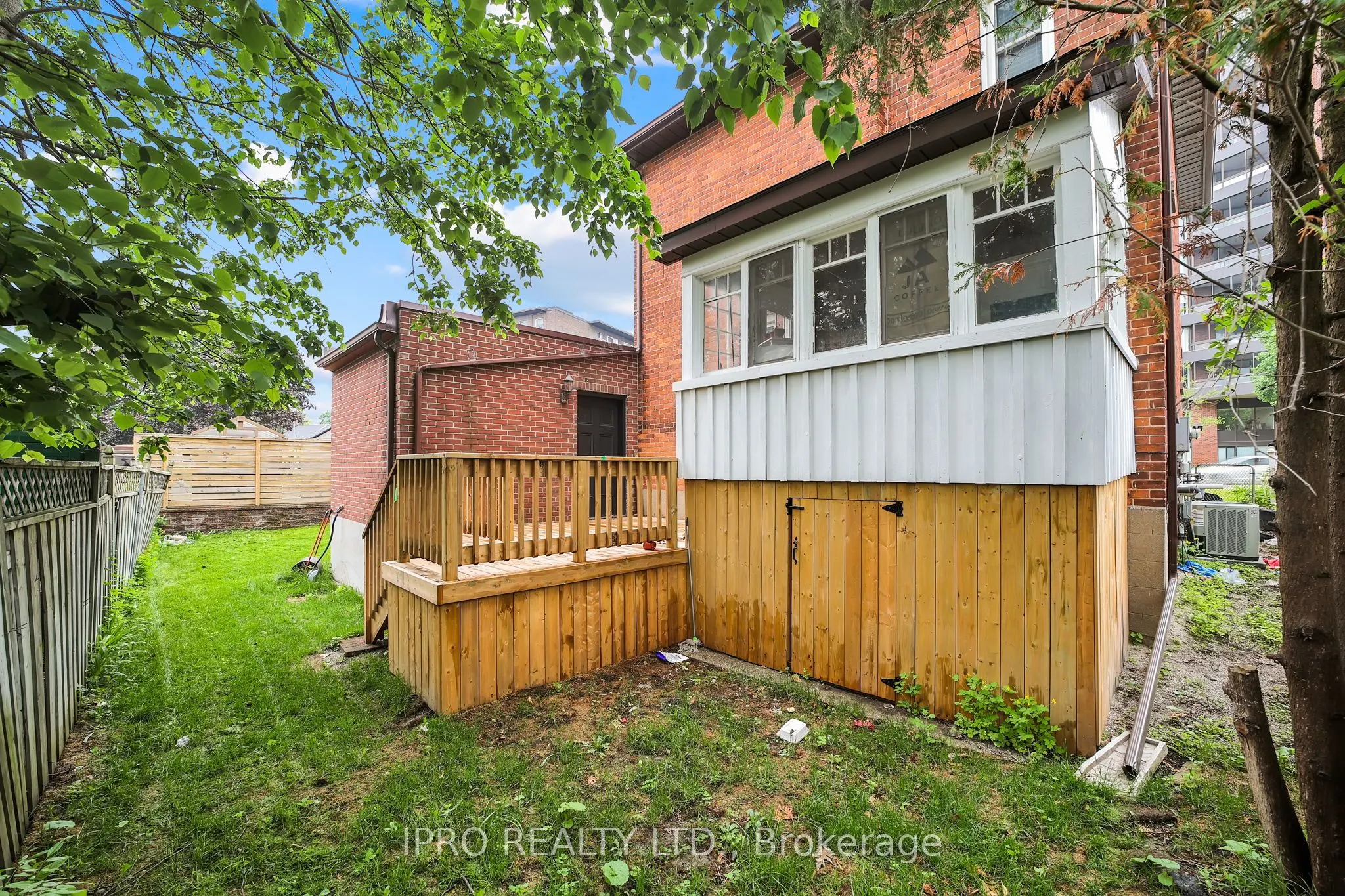 243 Dunlop Street E