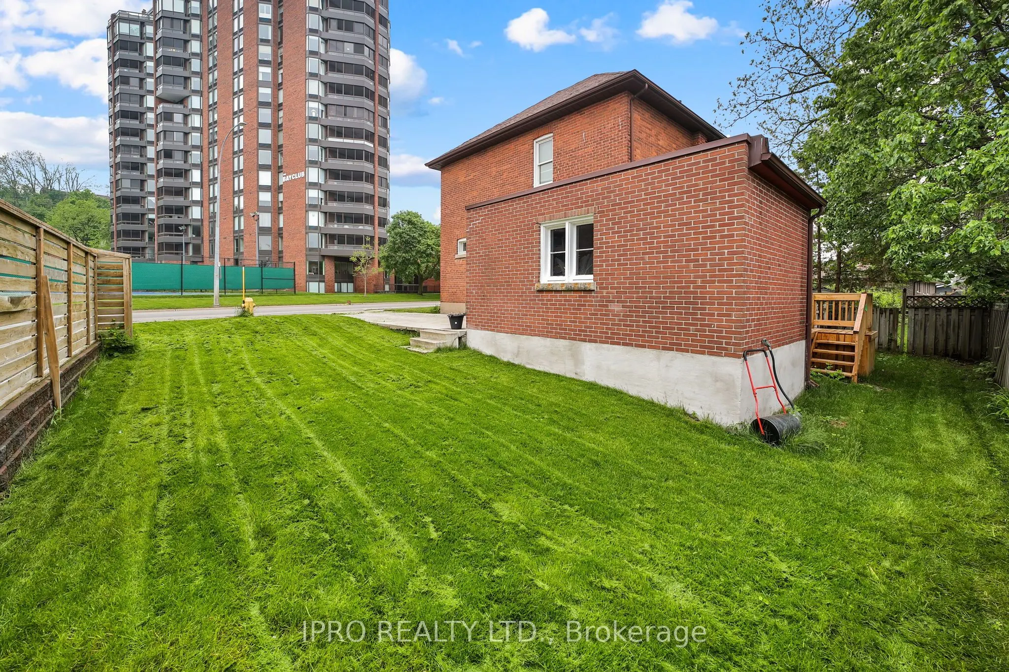 243 Dunlop Street E
