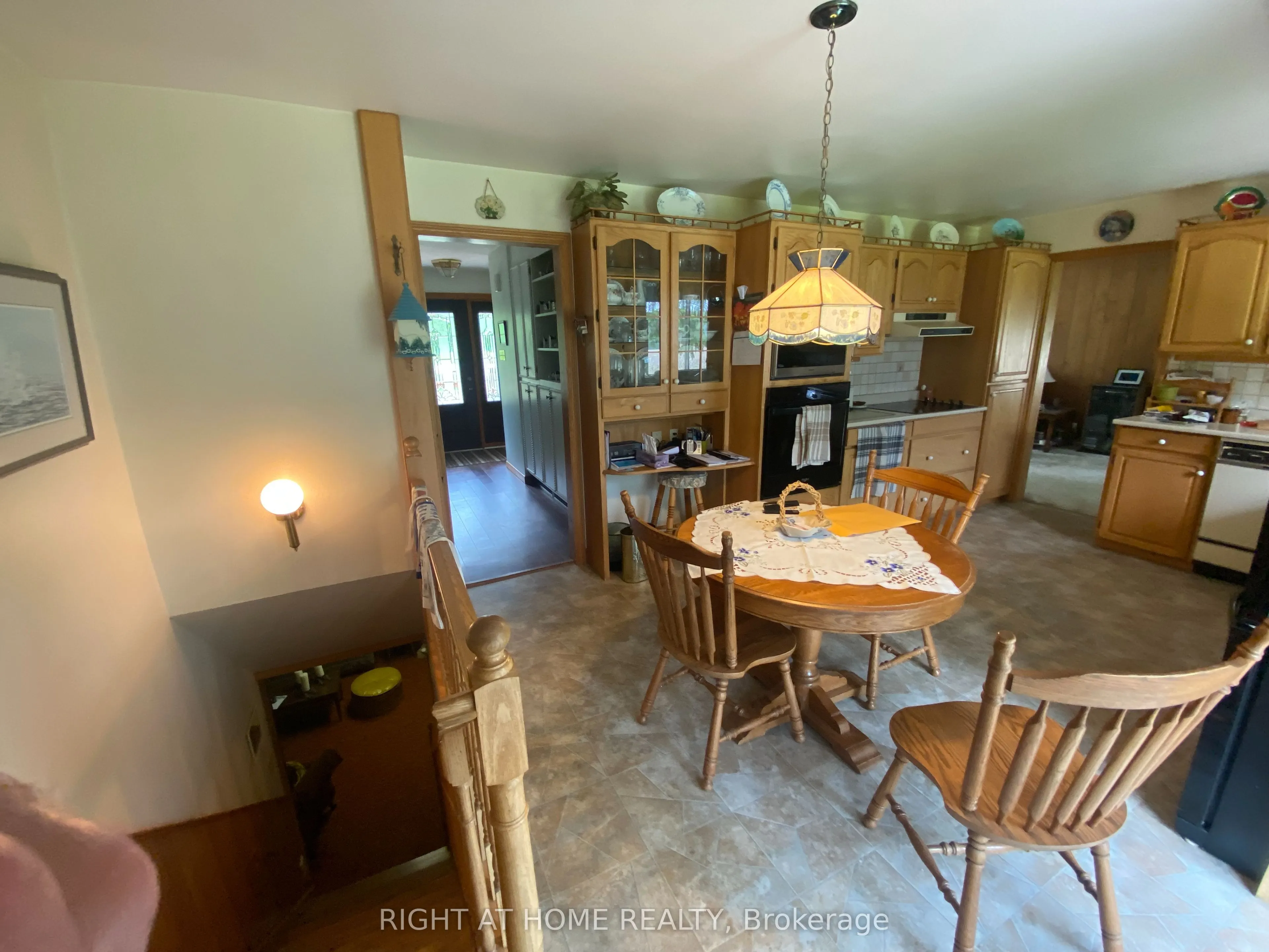 978 15/16 Side Road E