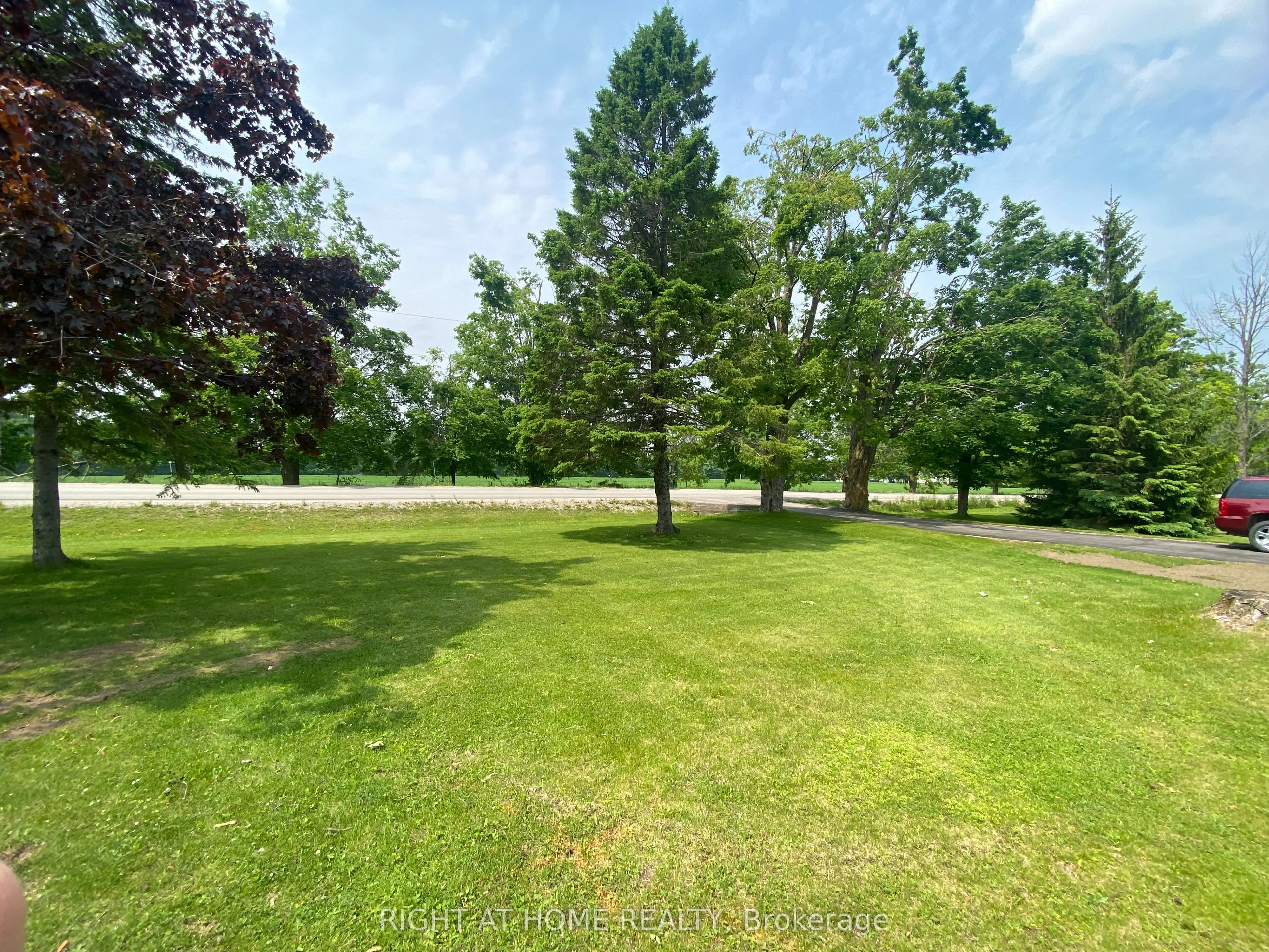 978 15/16 Side Road E
