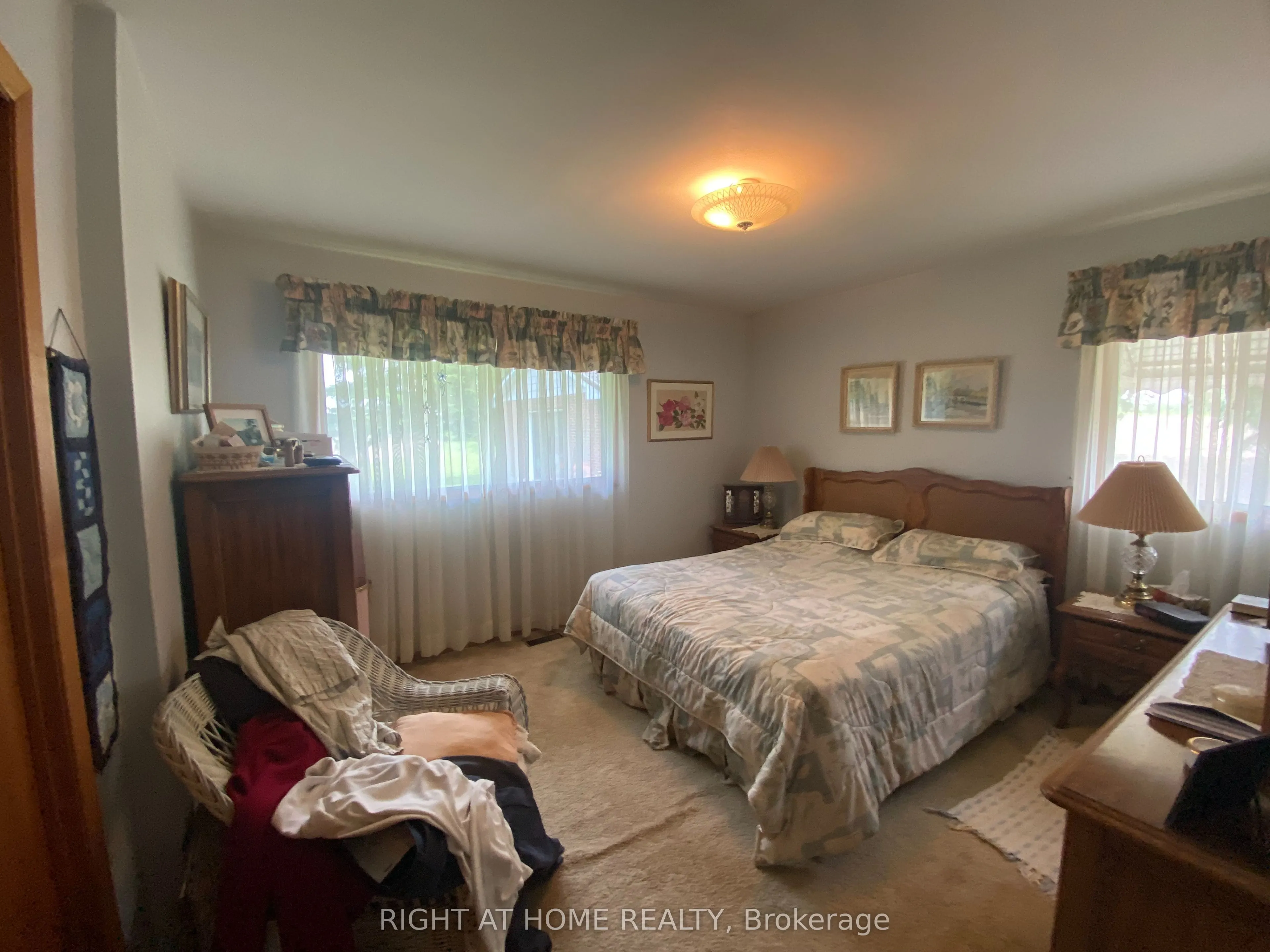 978 15/16 Side Road E