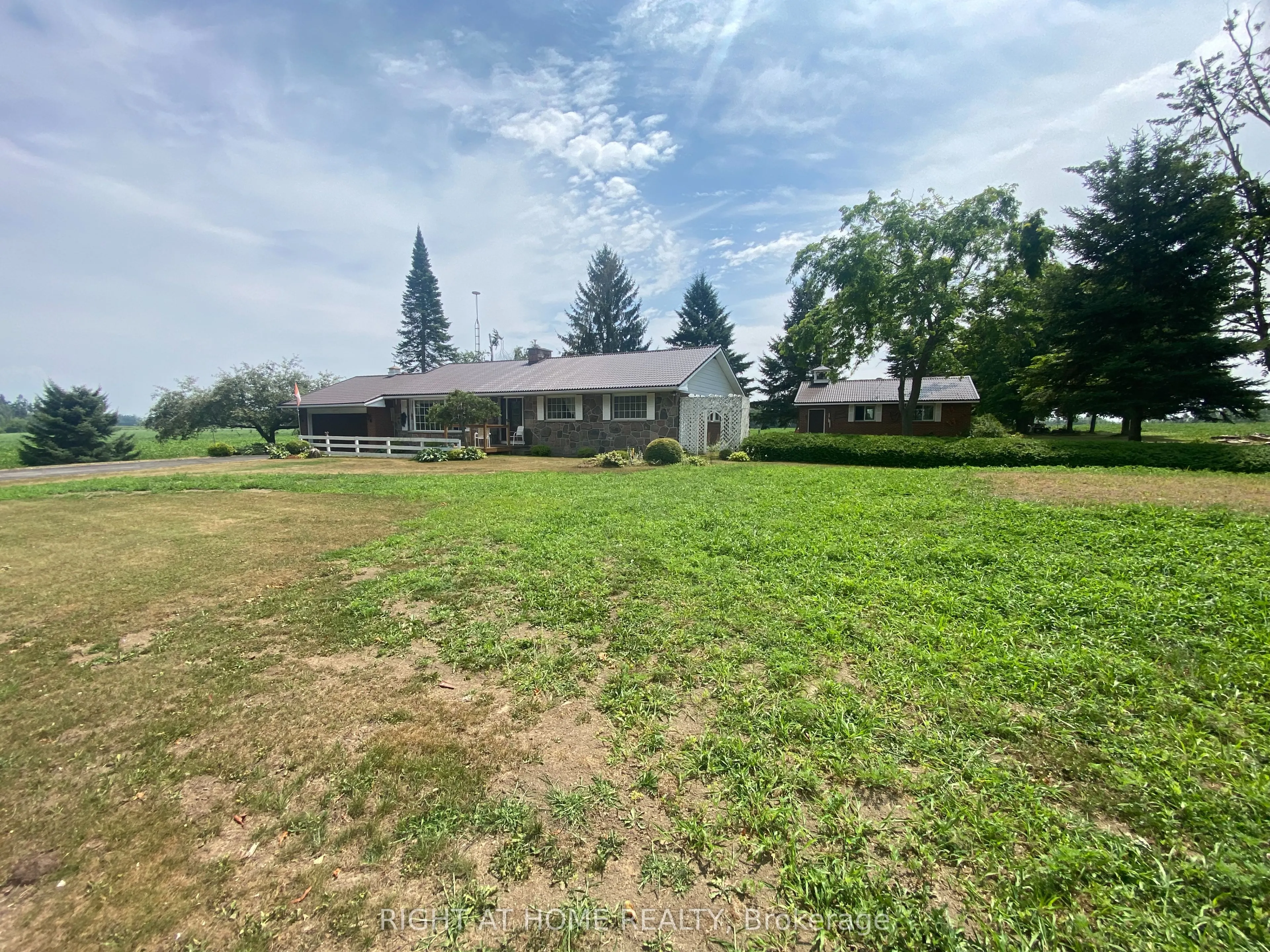 978 15/16 Side Road E