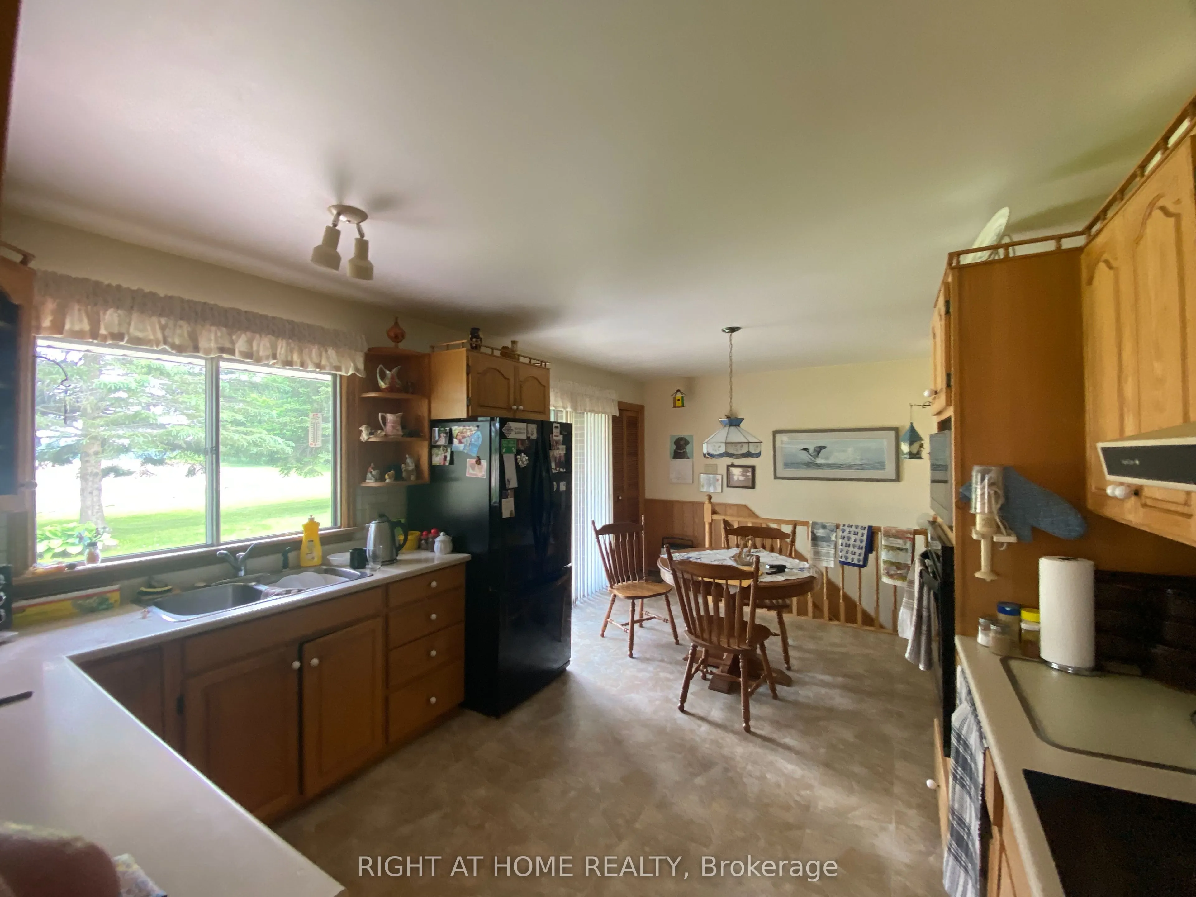 978 15/16 Side Road E