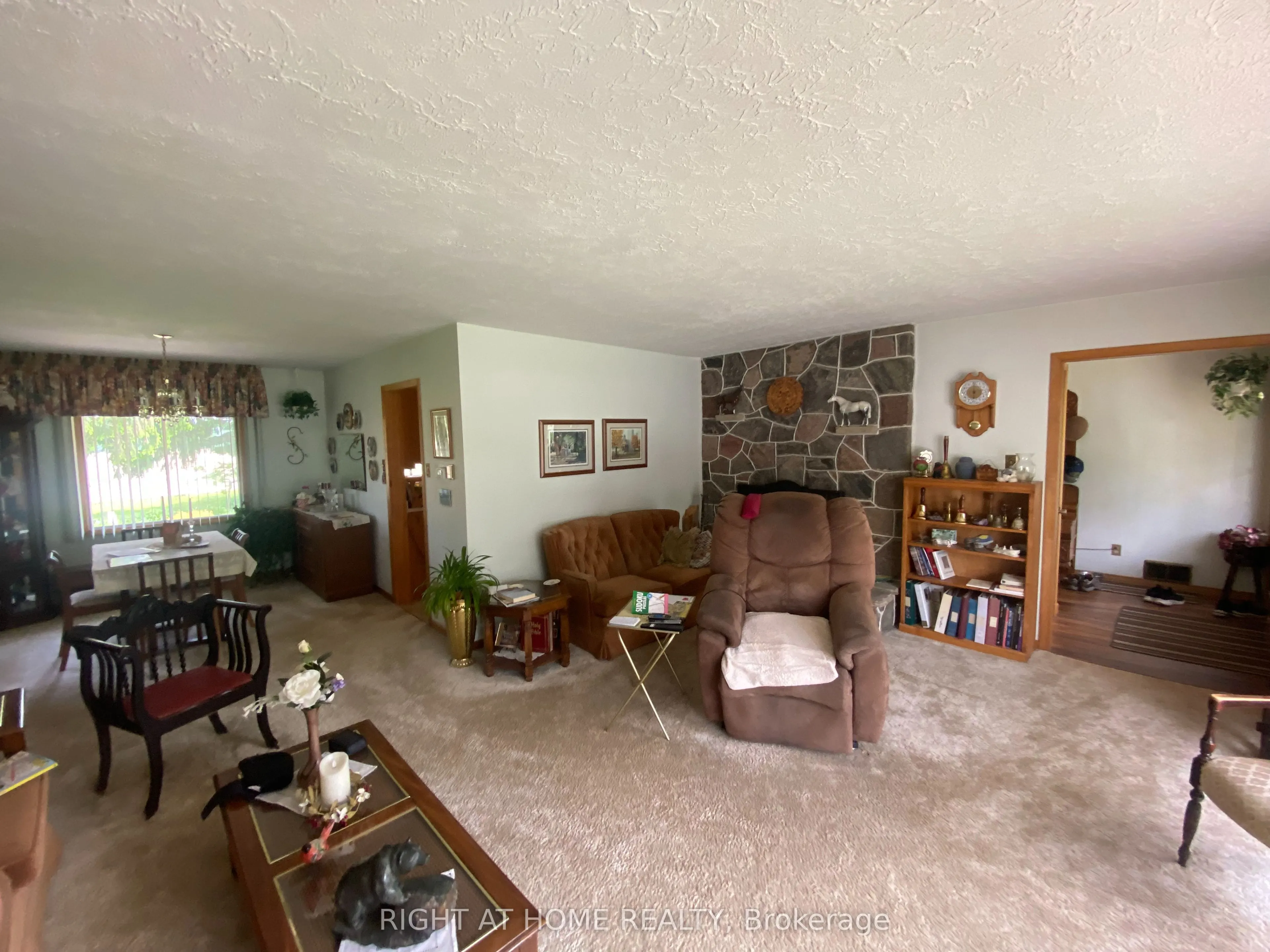 978 15/16 Side Road E