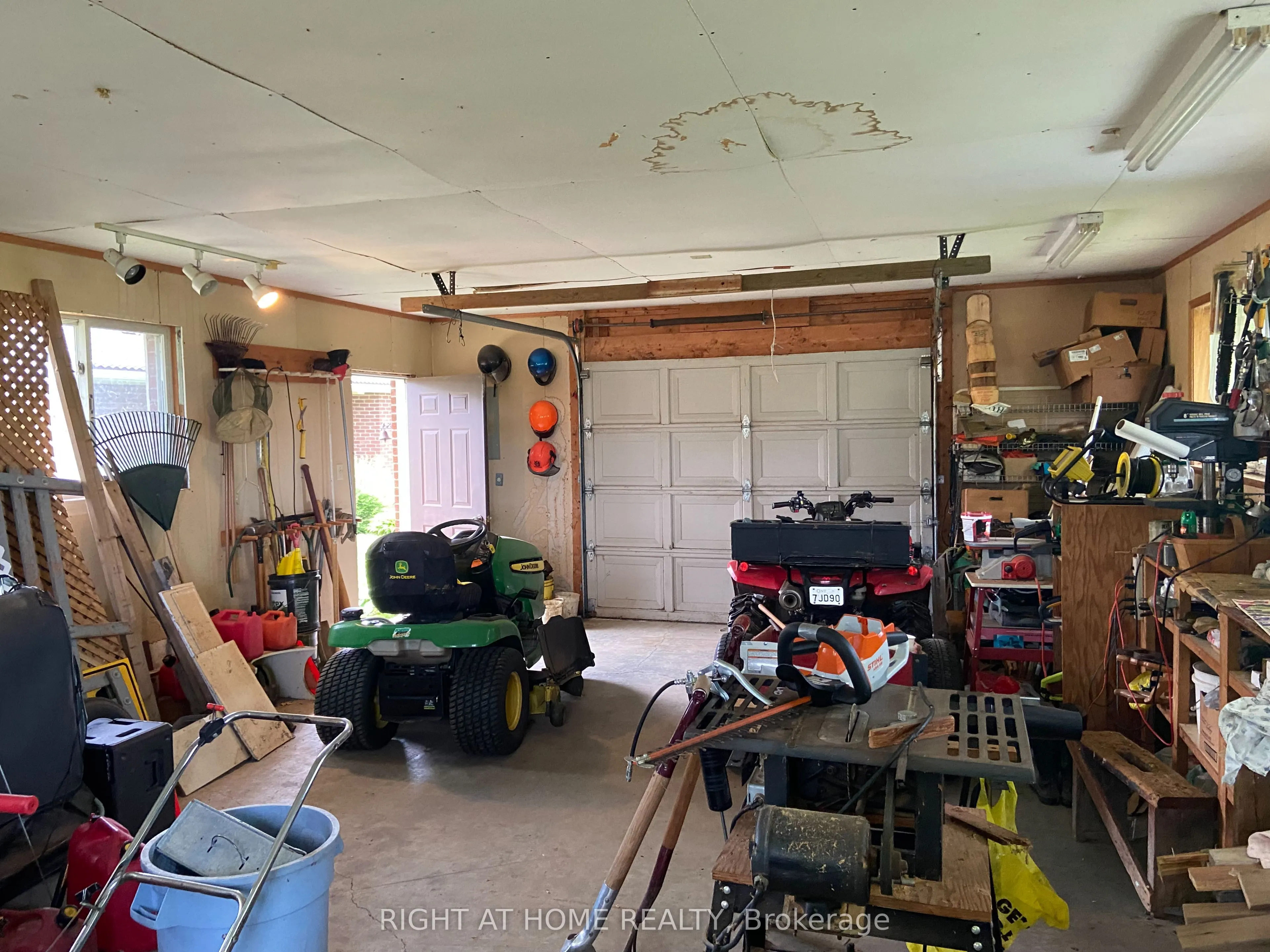 978 15/16 Side Road E