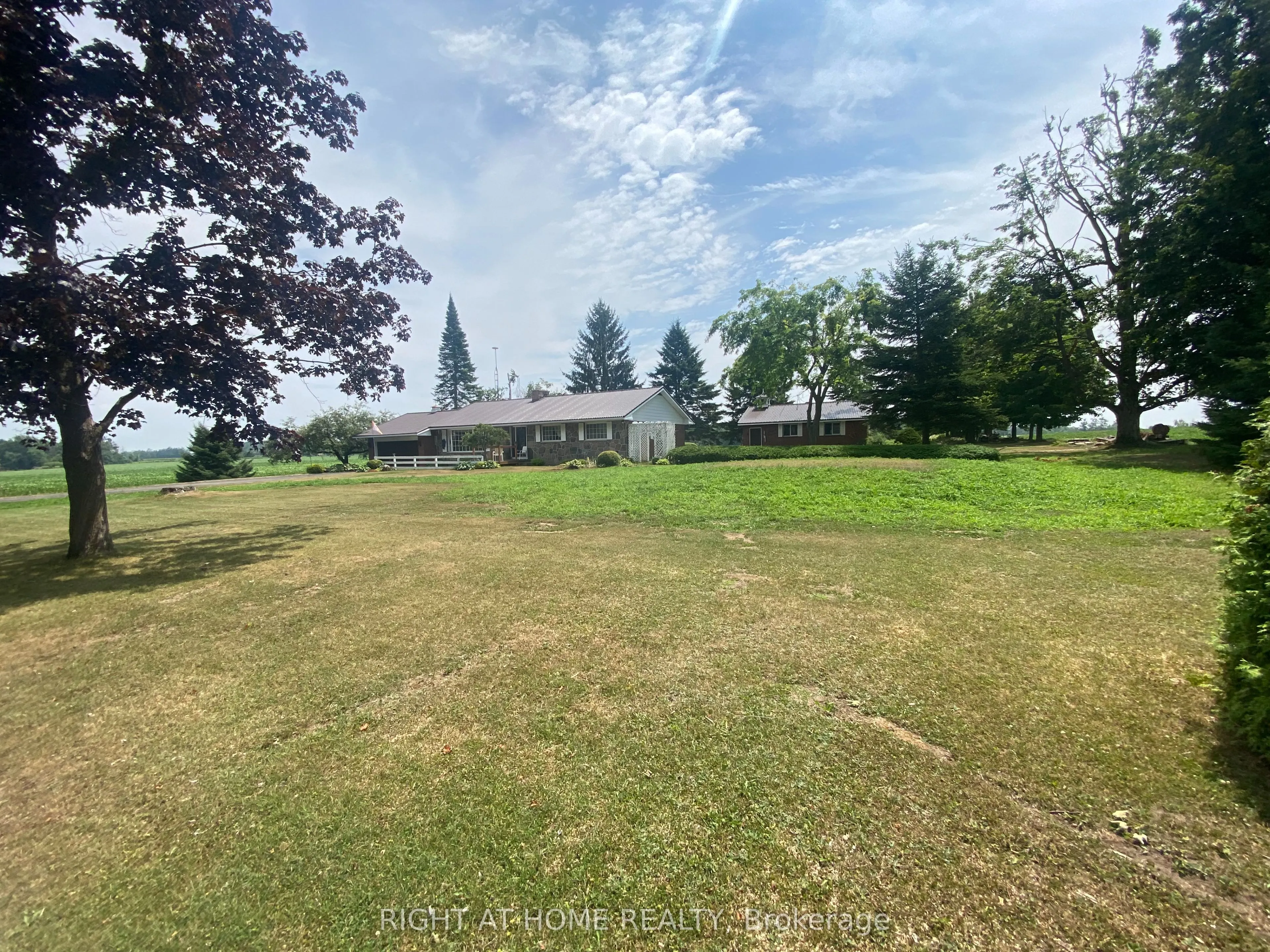 978 15/16 Side Road E