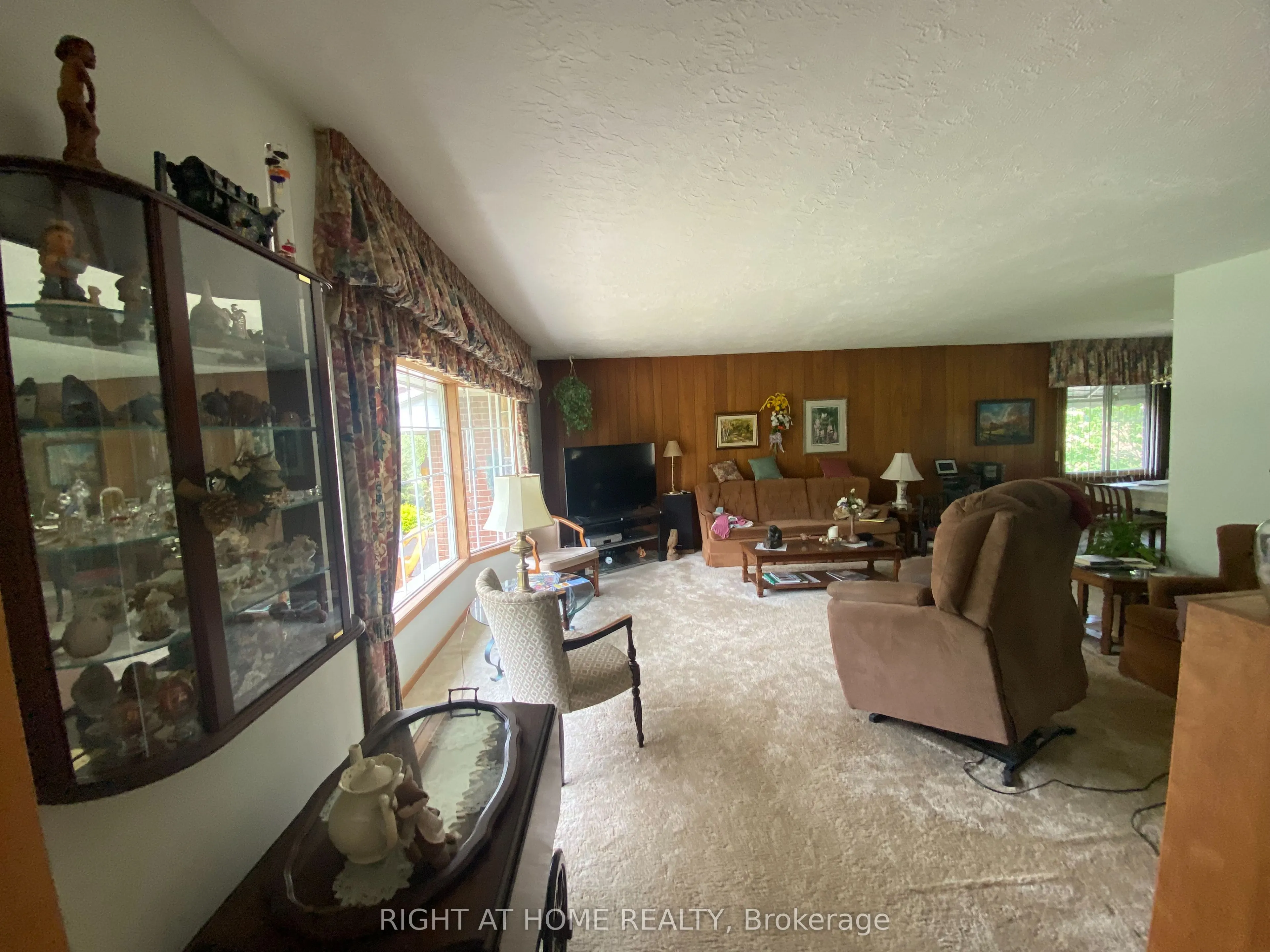 978 15/16 Side Road E