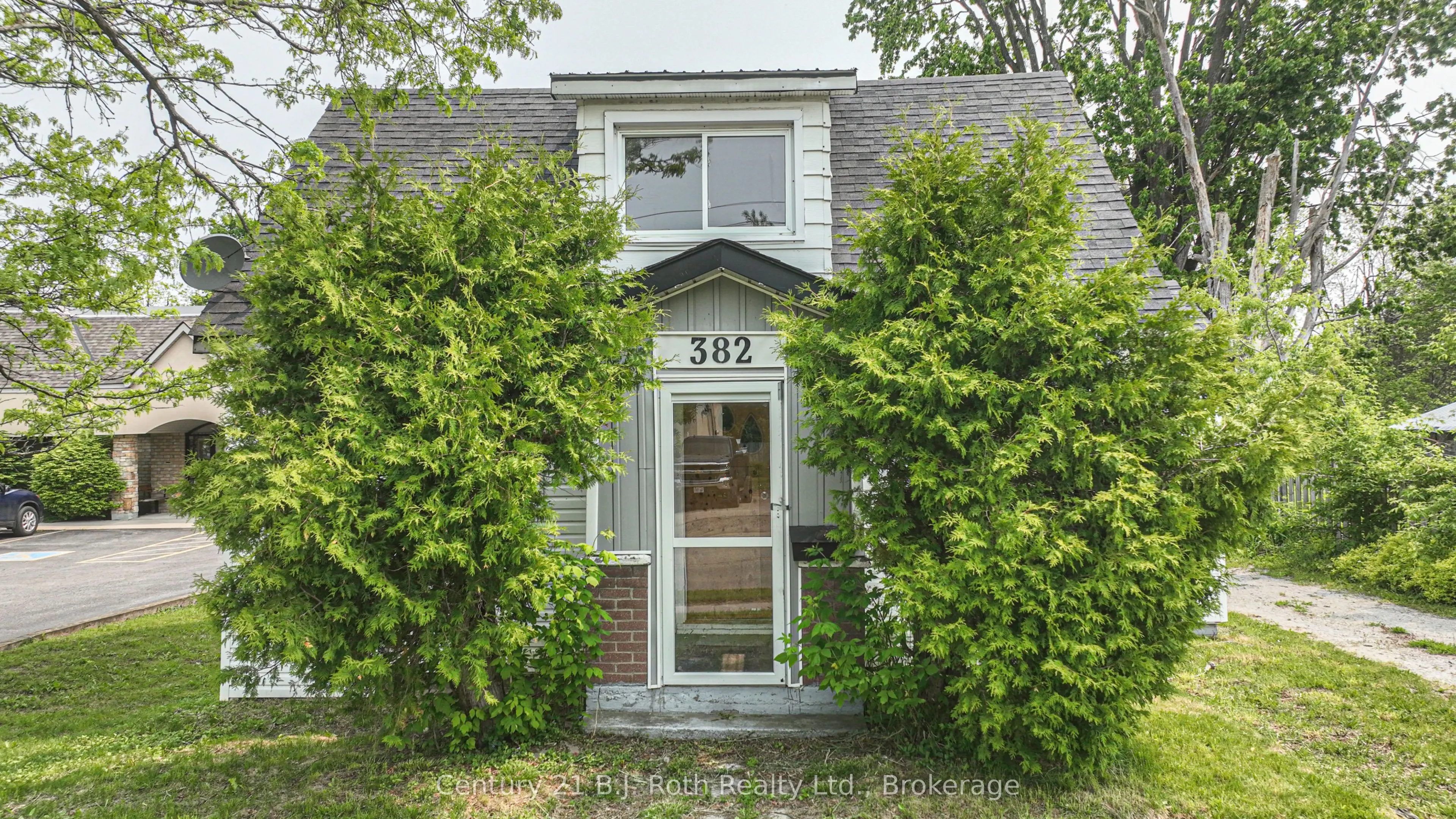 382 West Street N