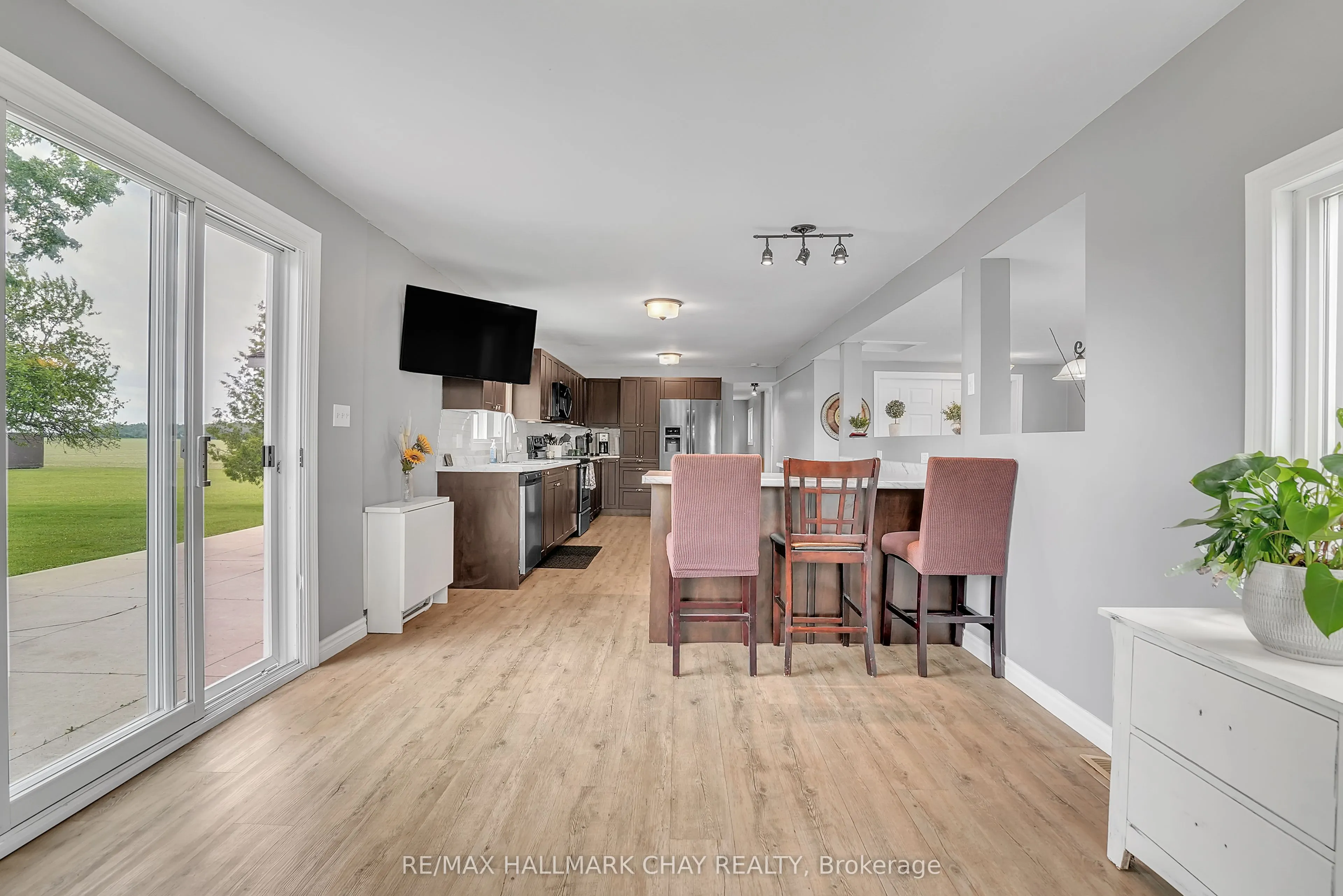 2533 Flos 3 Road W