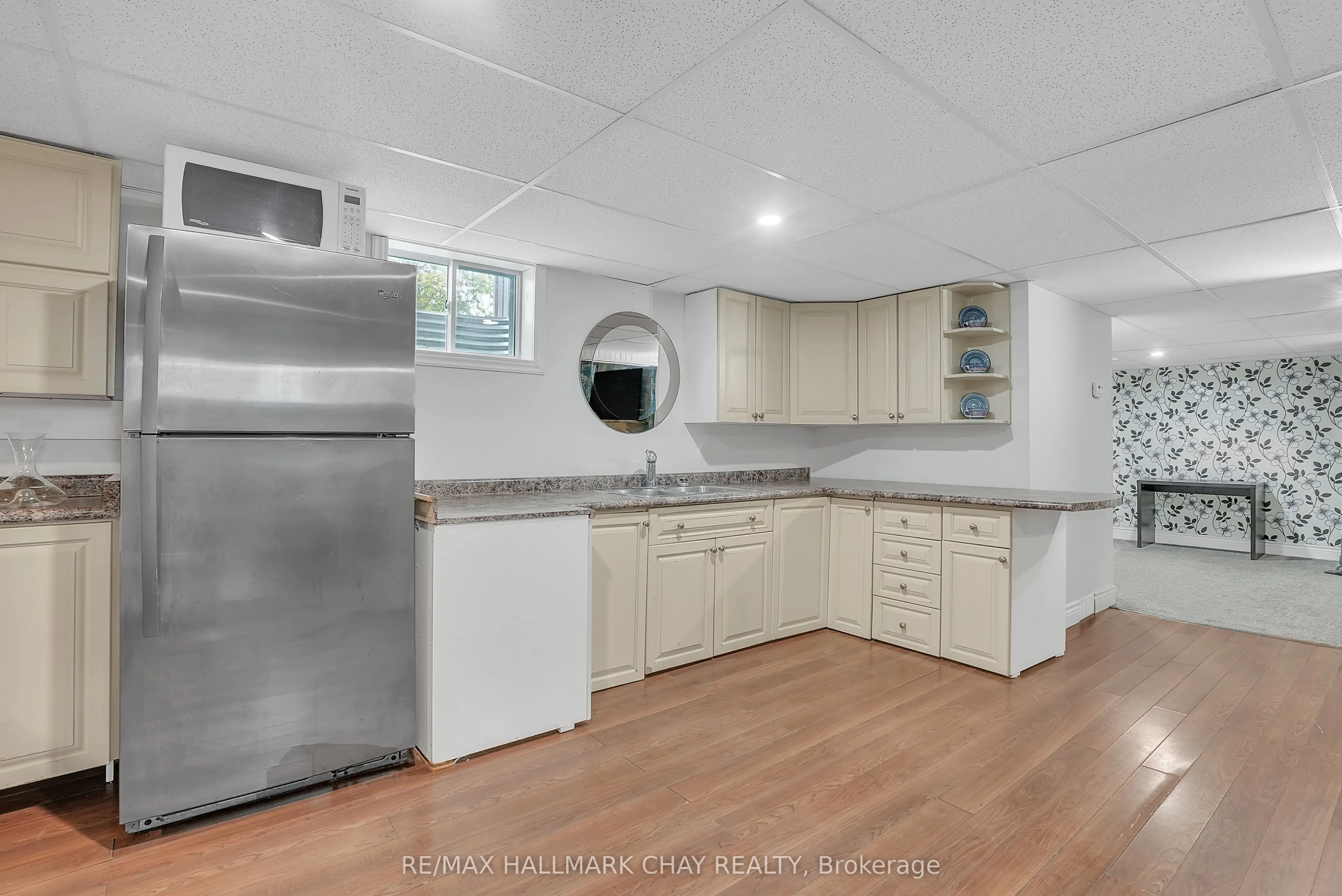 2533 Flos 3 Road W