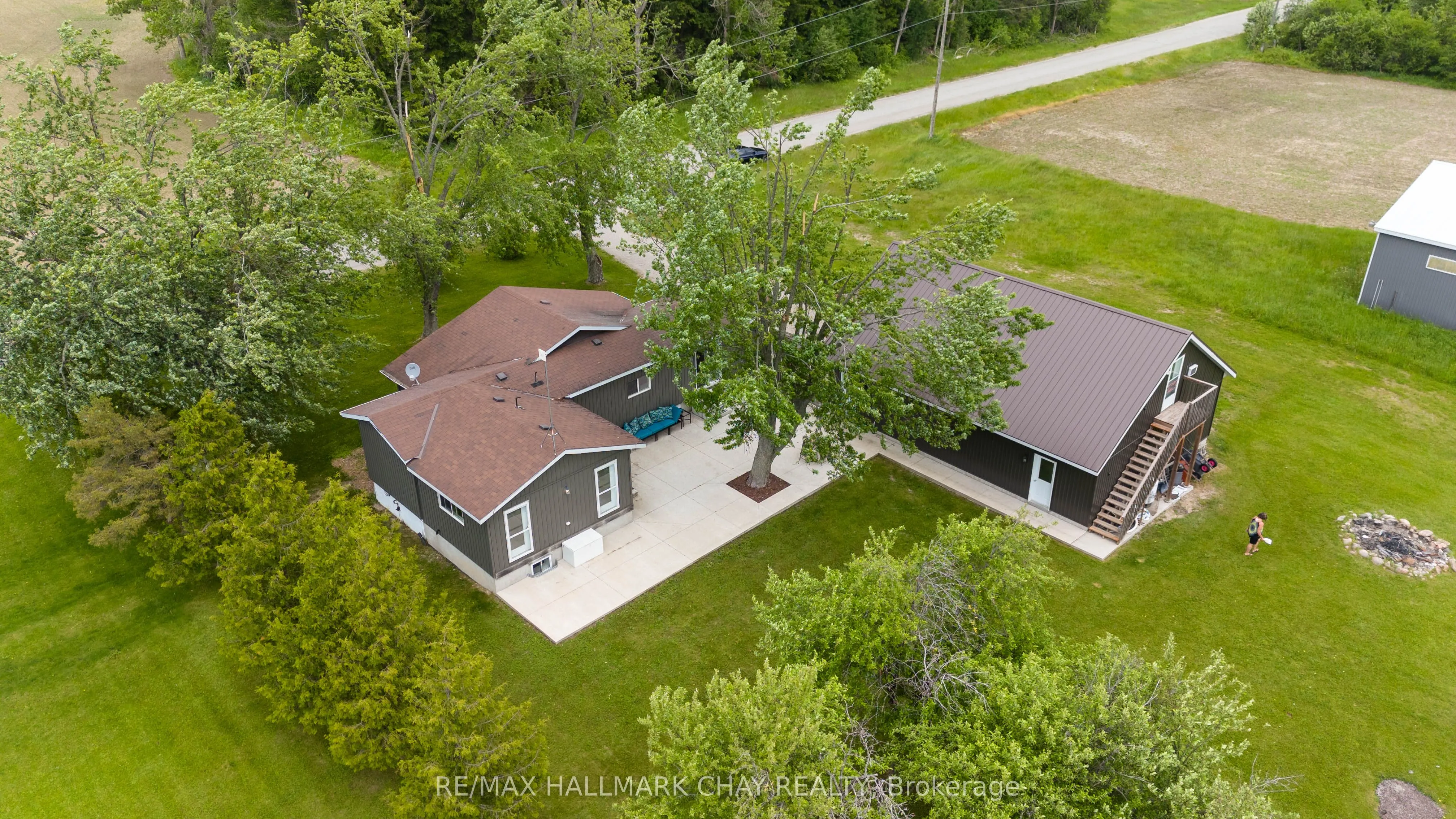 2533 Flos 3 Road W