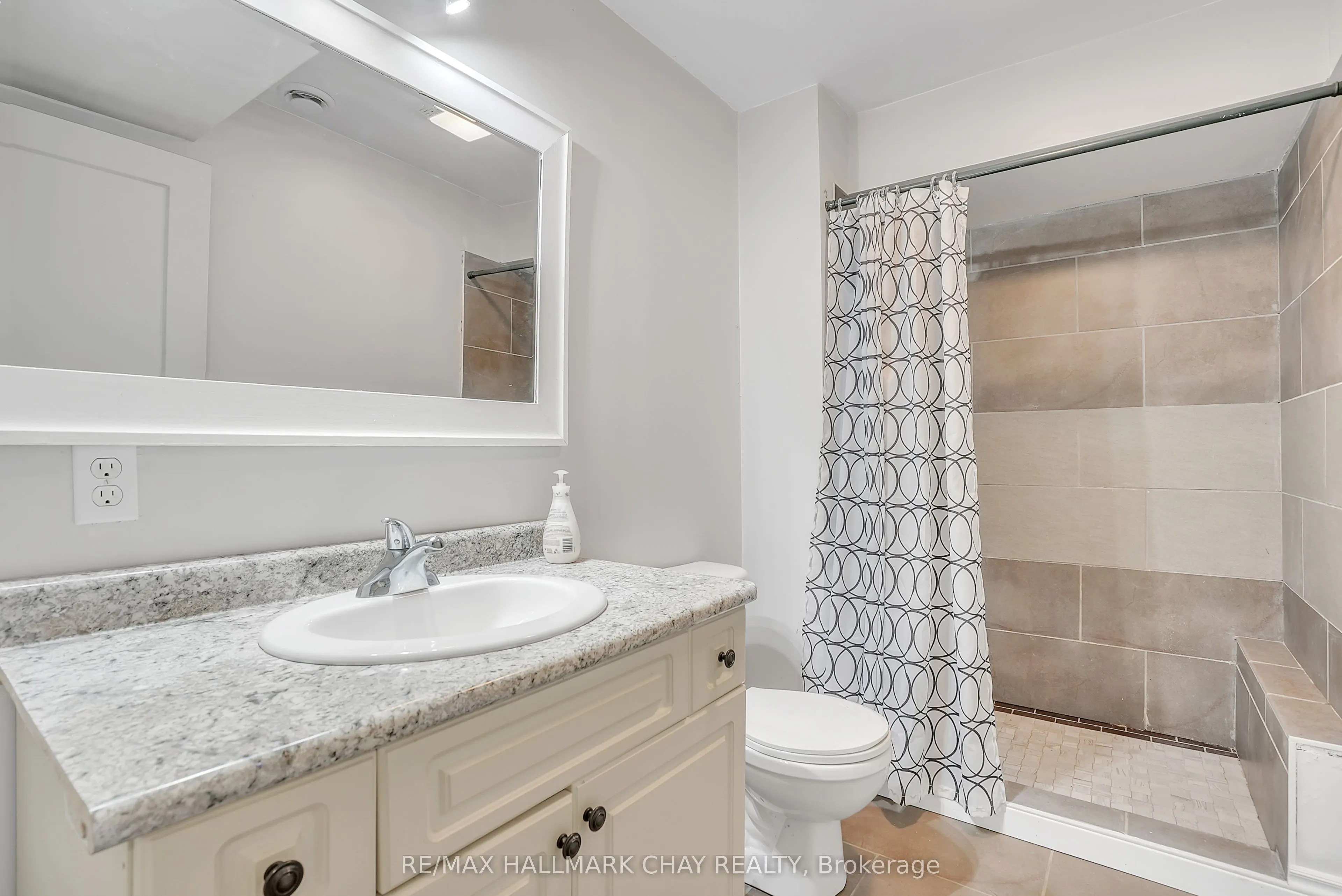 2533 Flos 3 Road W