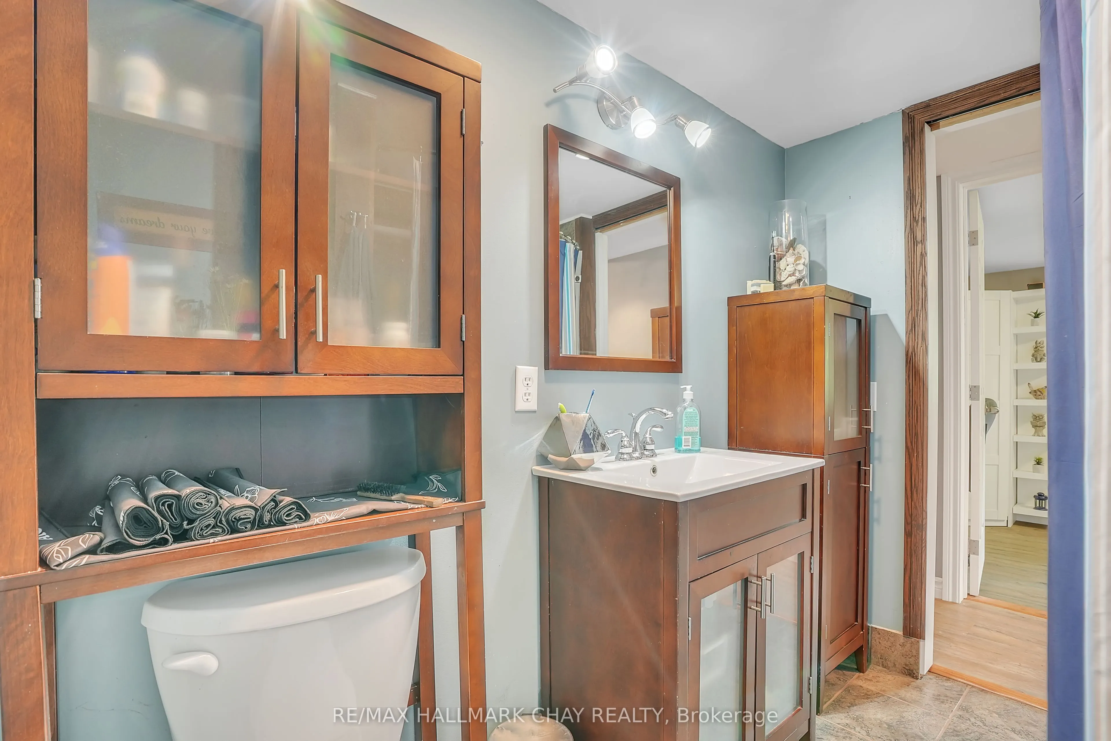 2533 Flos 3 Road W