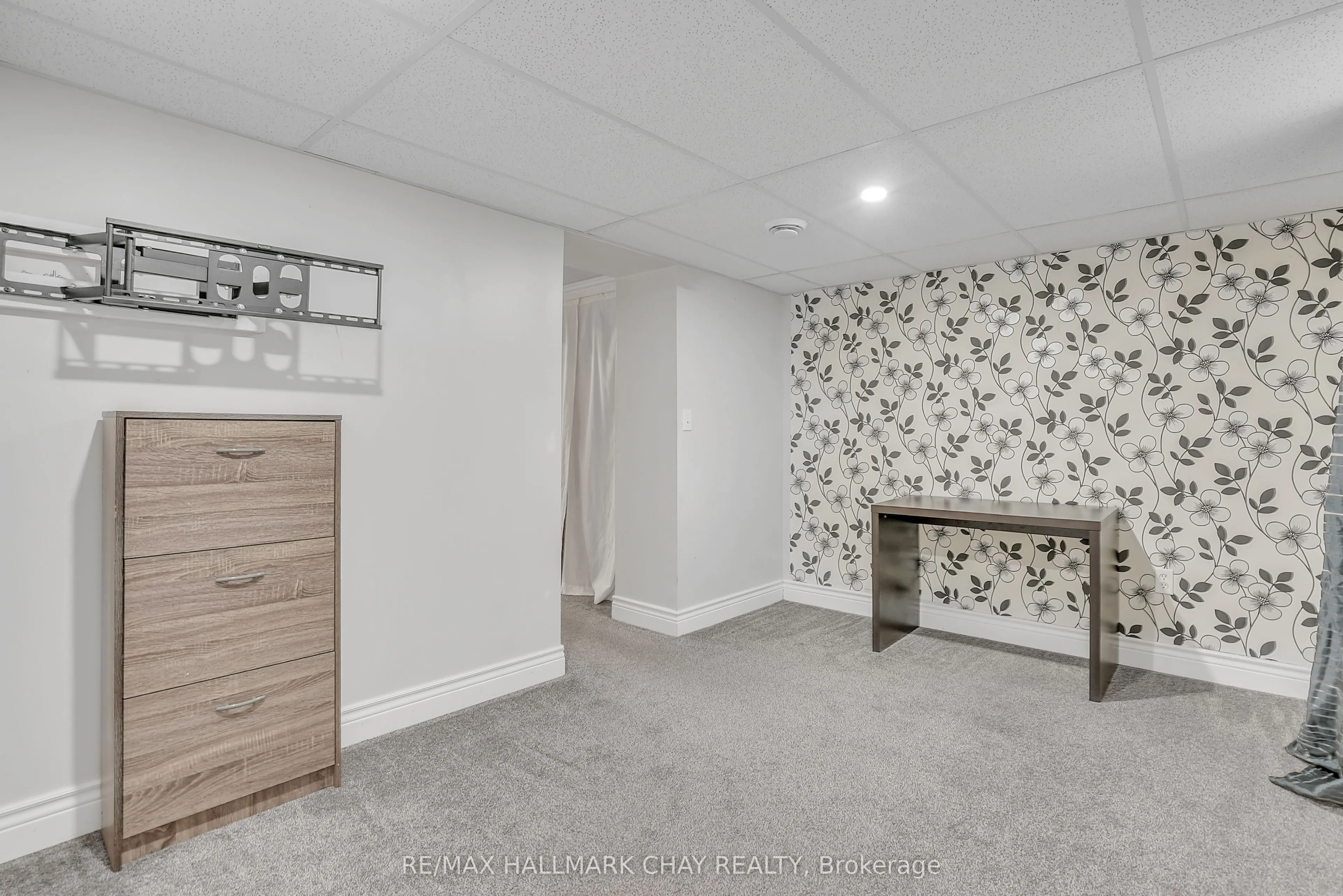 2533 Flos 3 Road W