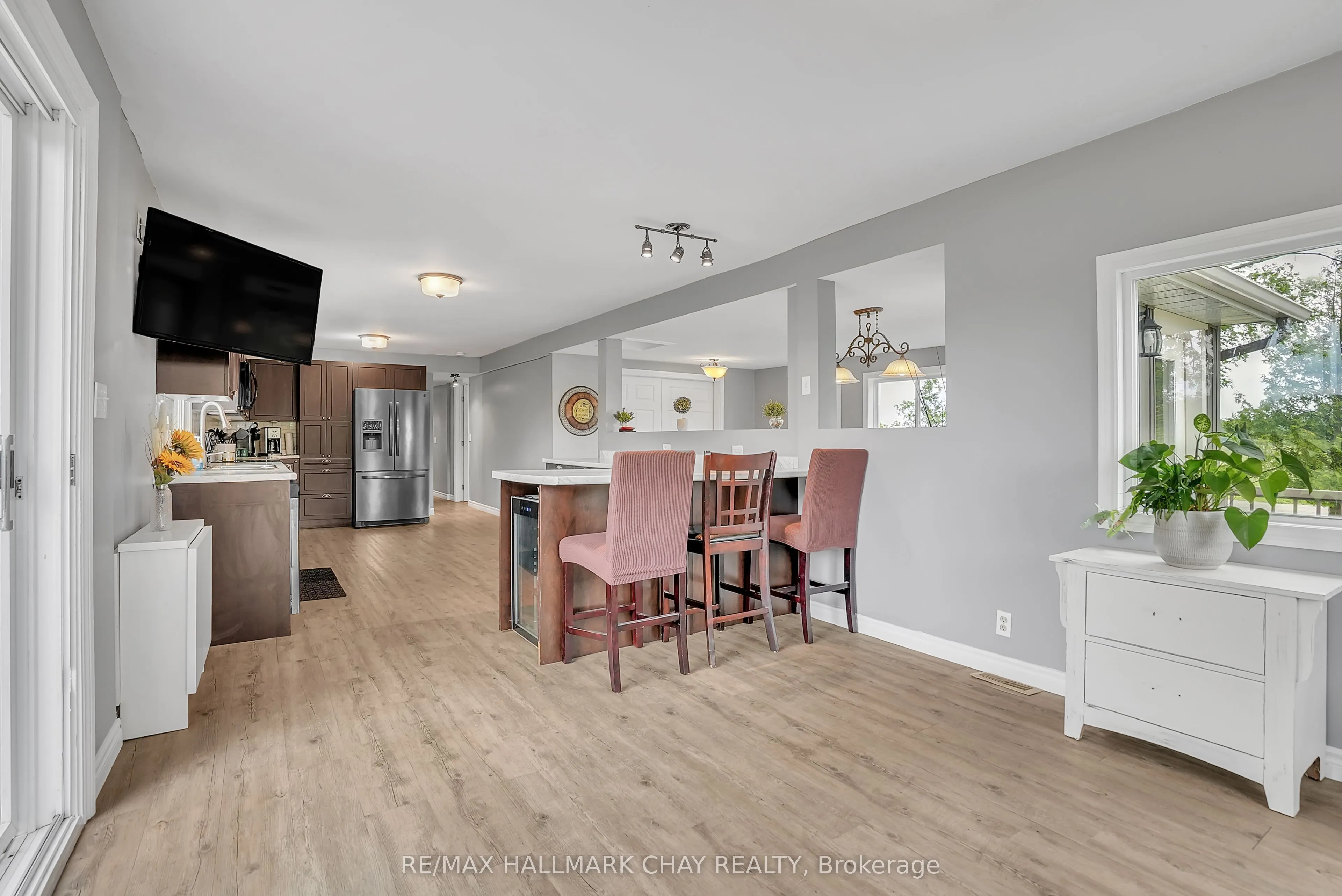 2533 Flos 3 Road W