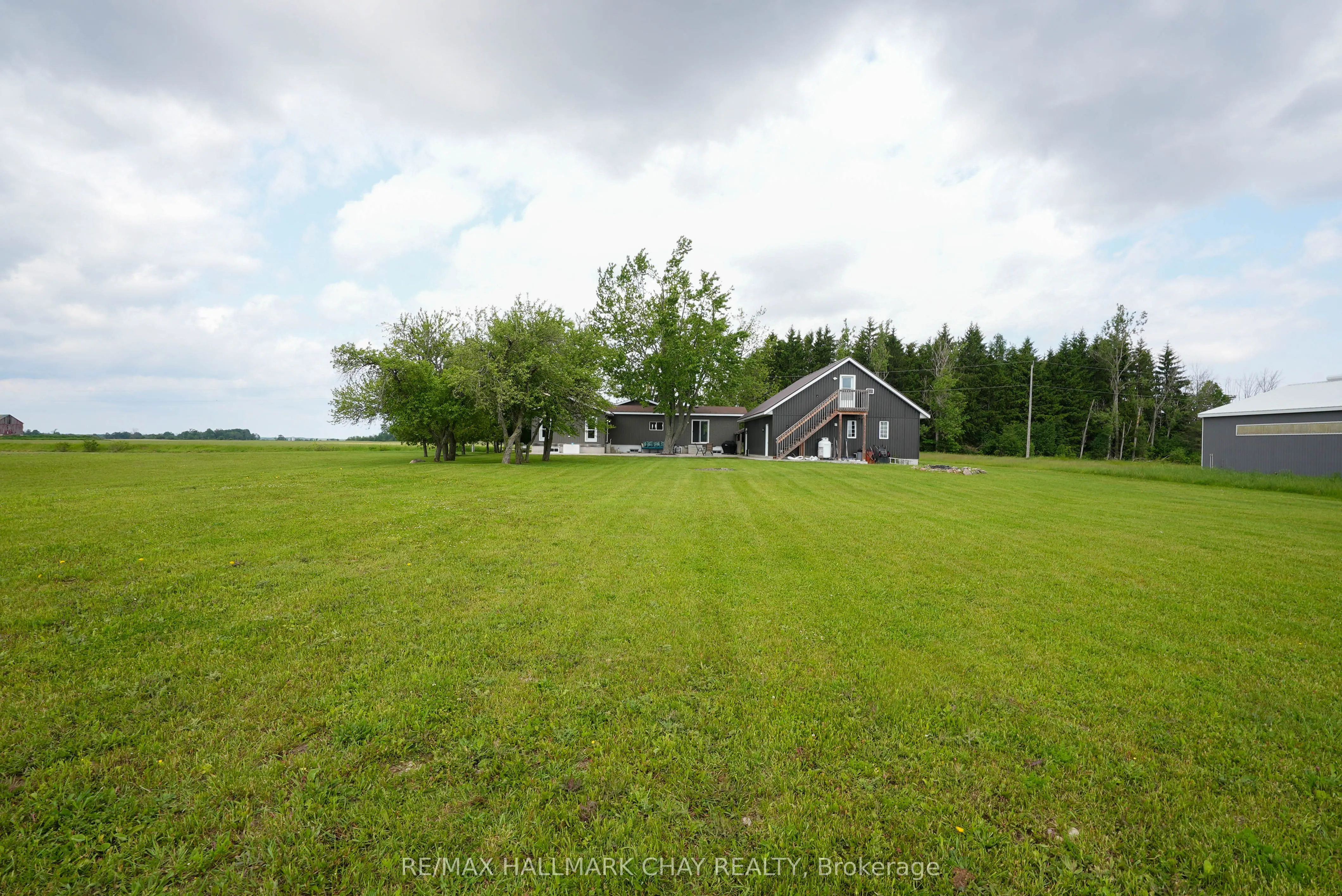 2533 Flos 3 Road W