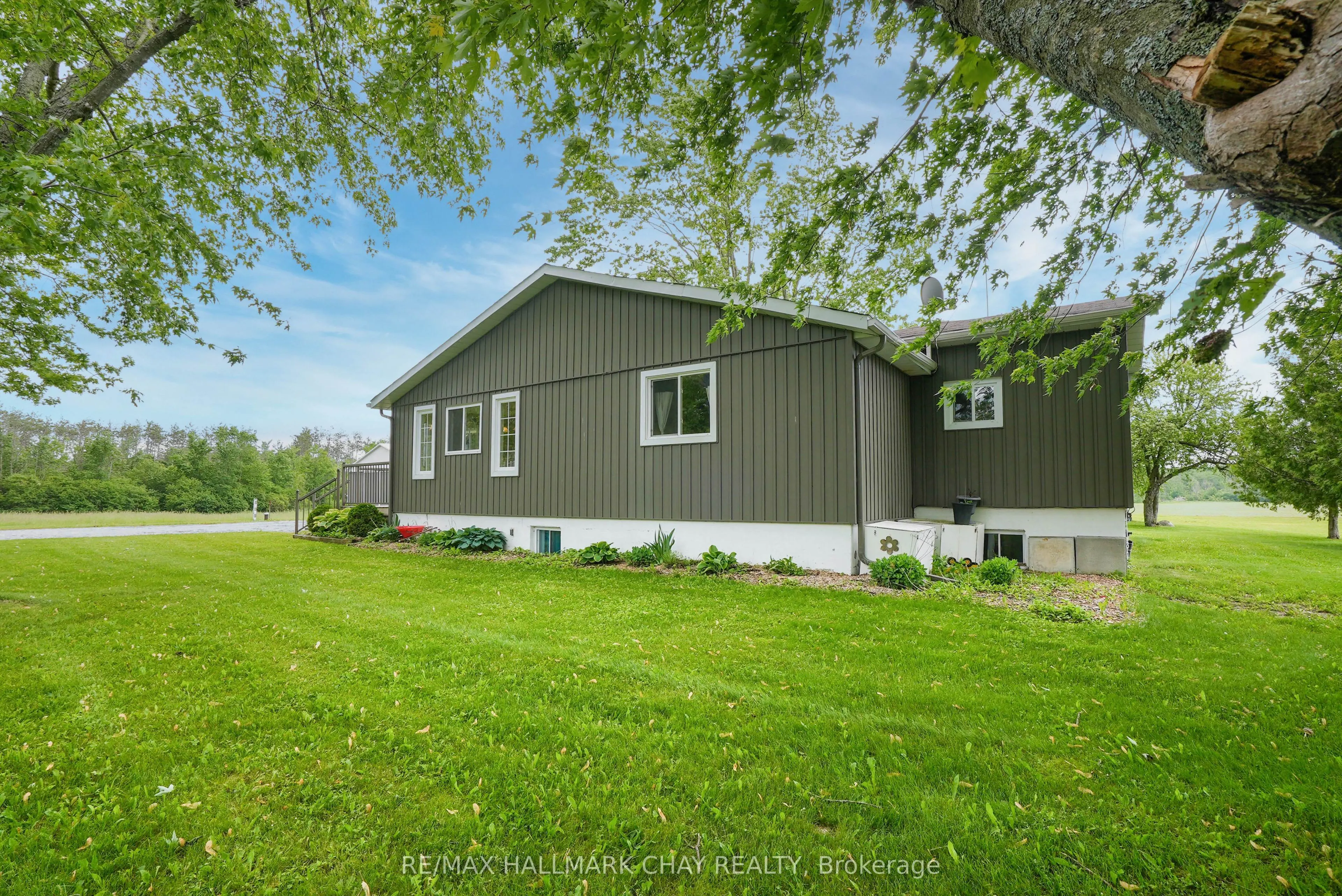 2533 Flos 3 Road W