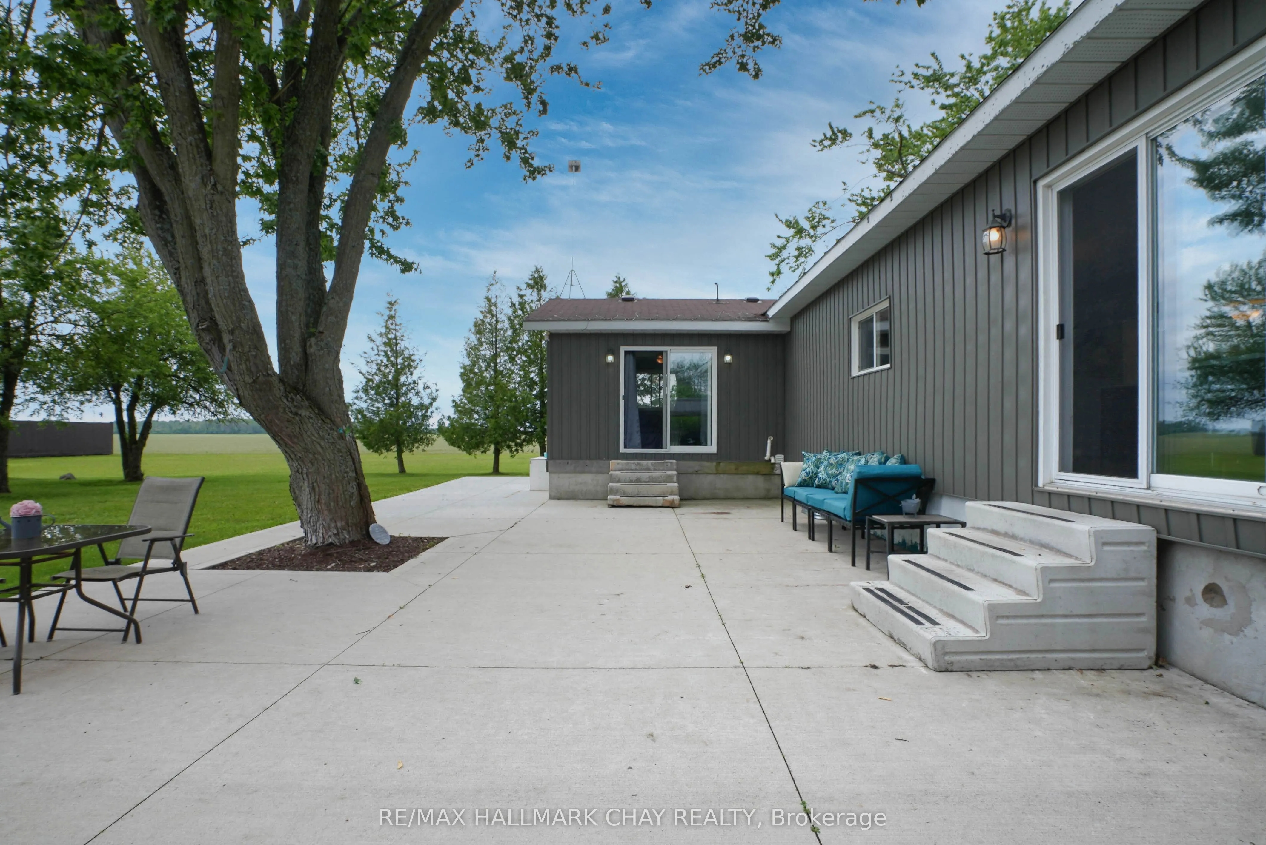 2533 Flos 3 Road W
