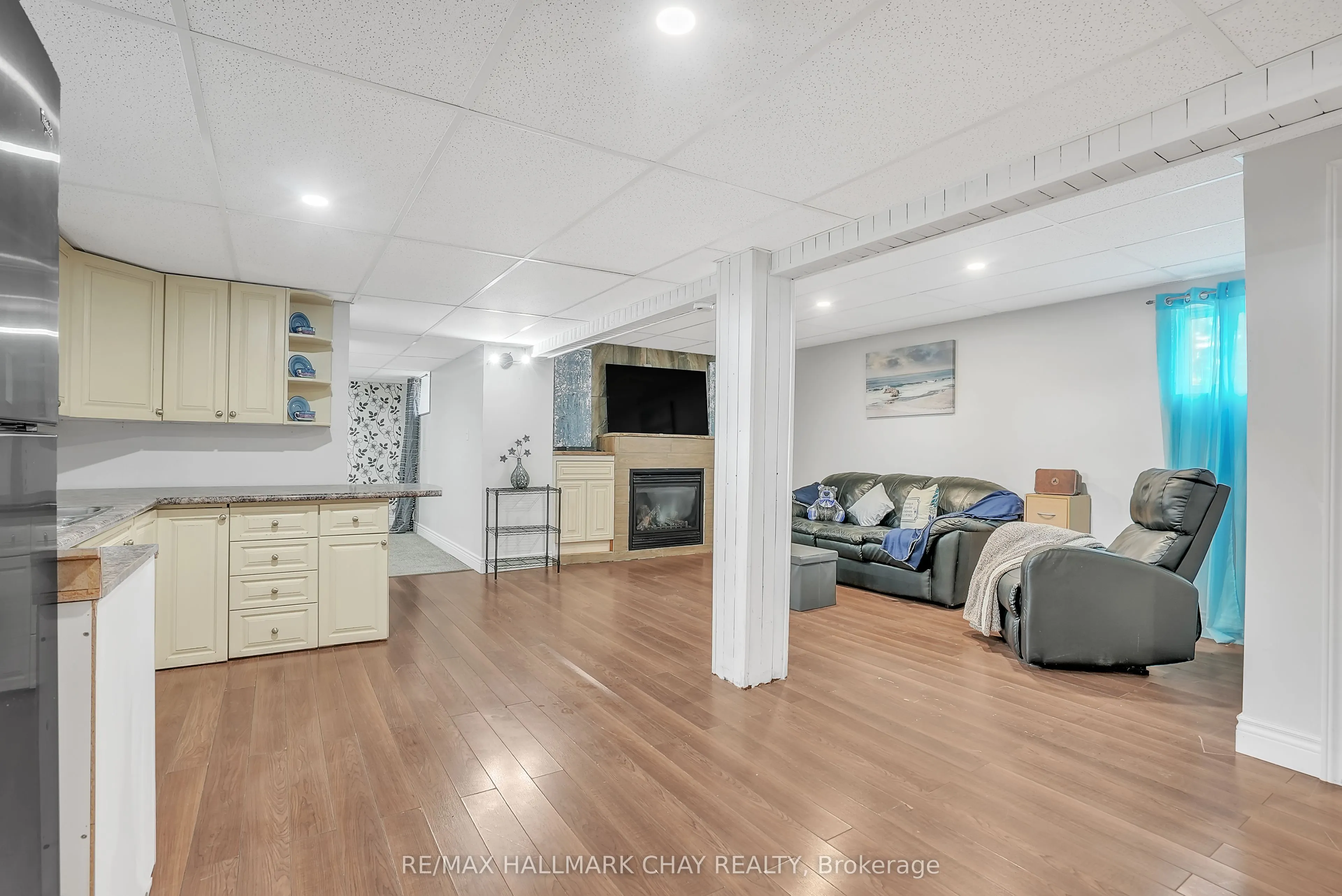 2533 Flos 3 Road W